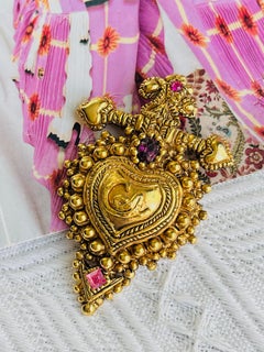Broche imposante Christian Lacroix Vintage Noël 1989 avec logo en forme de cœur et croix en améthyste