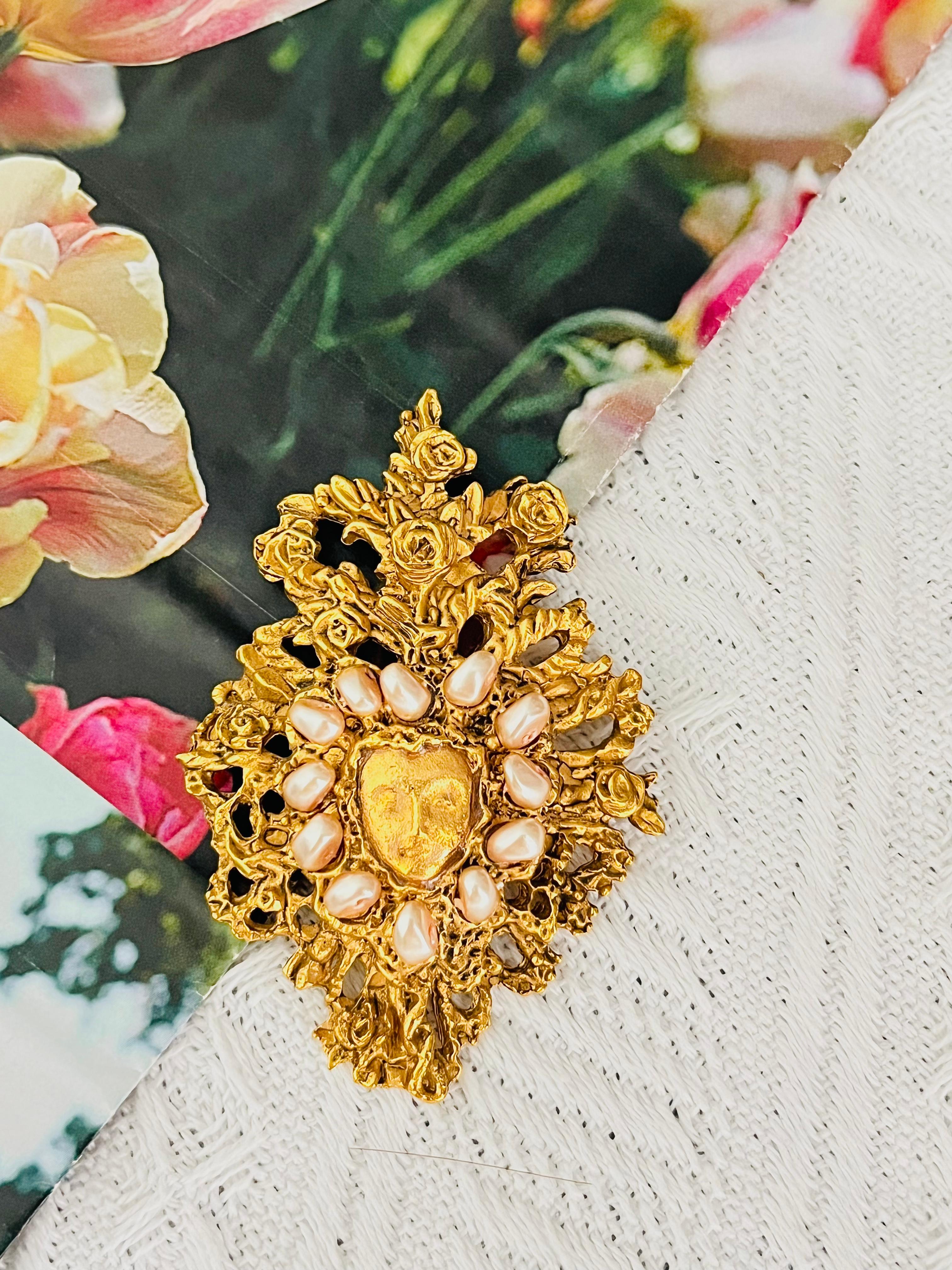 Christian Lacroix Vintage Noel 1998 Baroque Large Openwork Pearls Face Mask Roses Flower Modernist Chunky Brooch, Gold Tone

Limited edition for designed Christmas 1998. A very beautiful brooch, signed at the back. Vary rare to find.

Very good