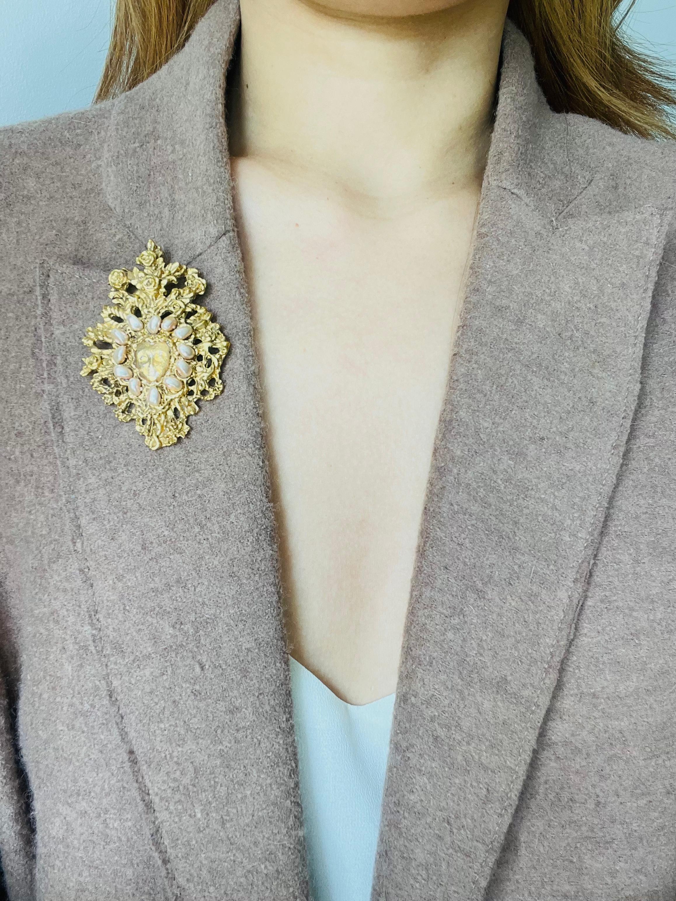 Christian Lacroix Vintage Noel 1998 Large Openwork Pearls Face Mask Rose Brooch For Sale 1