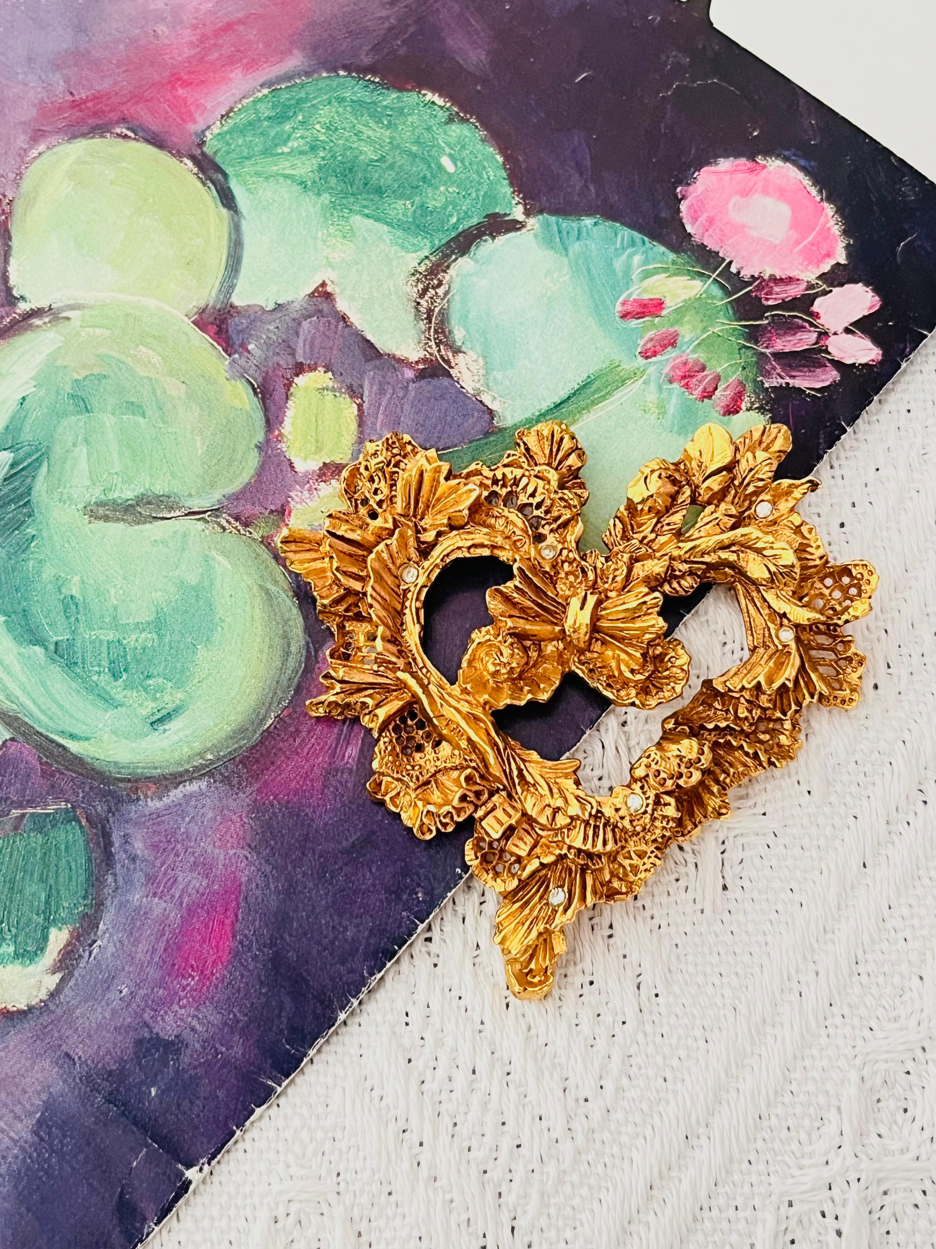 Christian Lacroix Vintage Noel 95 Heart Love Flower Leaf Bow Crystals Openwork Craved Relief Chunky Statement Modernist Elegant Brooch, Gold Tone

Limited edition for designed Christmas 1995. A very beautiful brooch, signed at the back. 

Very good