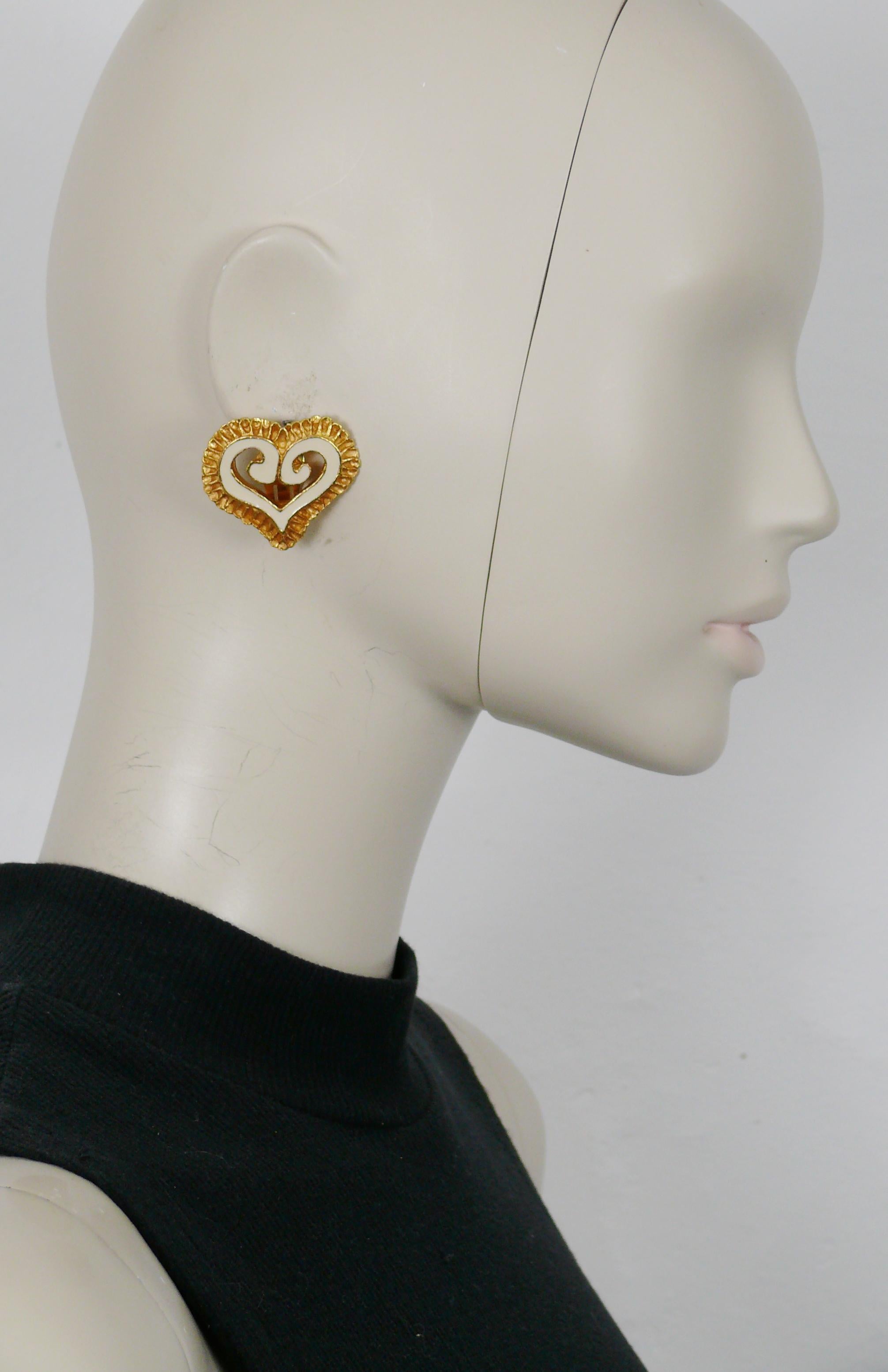 CHRISTIAN LACROIX vintage gold toned textured openwork heart clip-on earrings embellished with off-white enamel.

Marked CHRISTIAN LACROIX E94 Made in France.

Indicative measurements : height approx. 3.3 cm (1.30 inches) / max. width approx 3.5 cm
