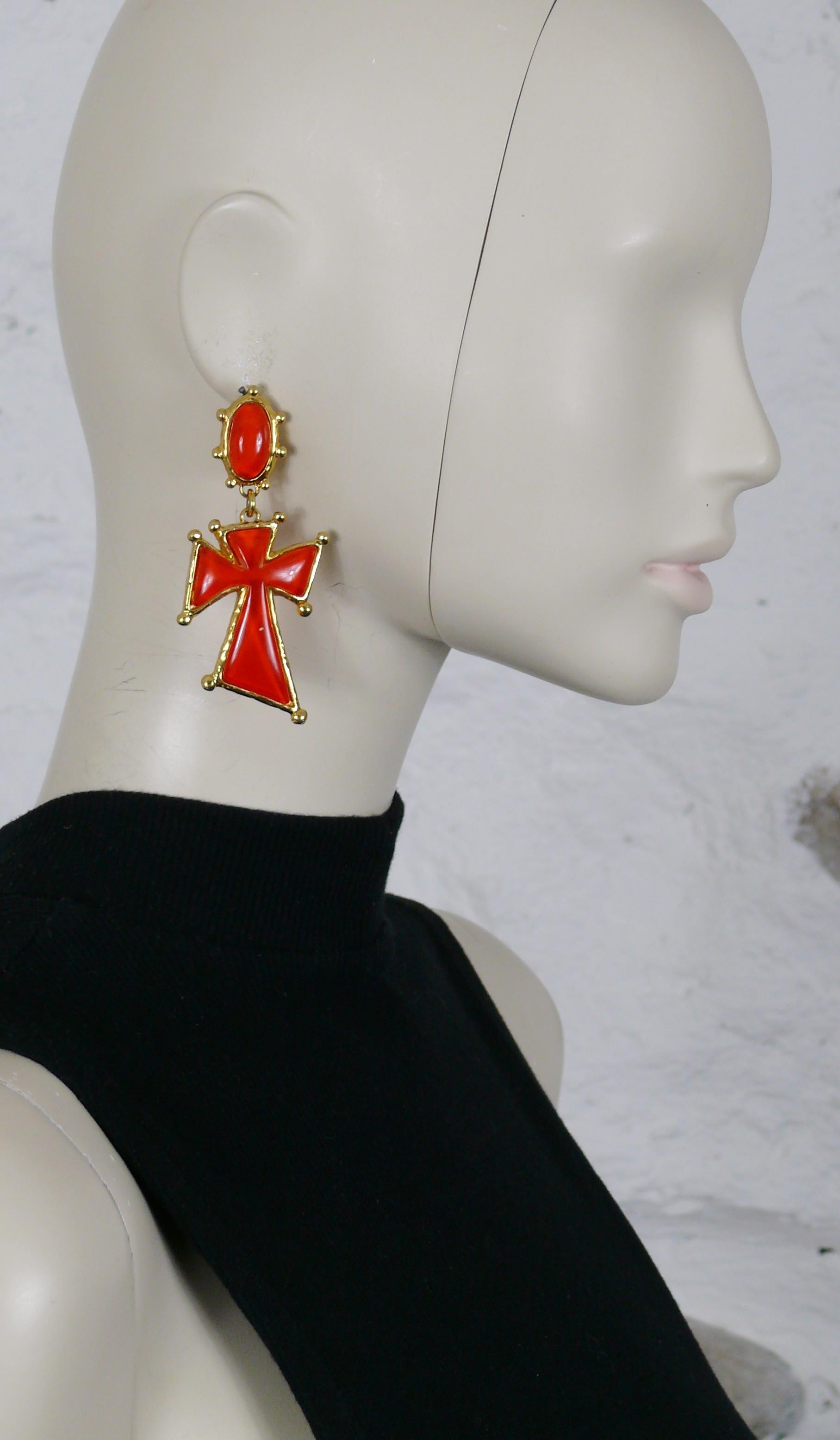 CHRISTIAN LACROIX gold toned dandling earrings (clip-on) featuring an orange resin cabochon and cross.

Marked CHRISTIAN LACROIX E94 Made in France.

Indicative measurements : max. length approx. 7.5 cm (2.95 inches) / max. width approx. 3.4 cm