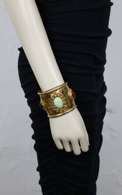 CHRISTIAN LACROIX - Bracelet manchette vintage baroque orné de cabochons en métal doré