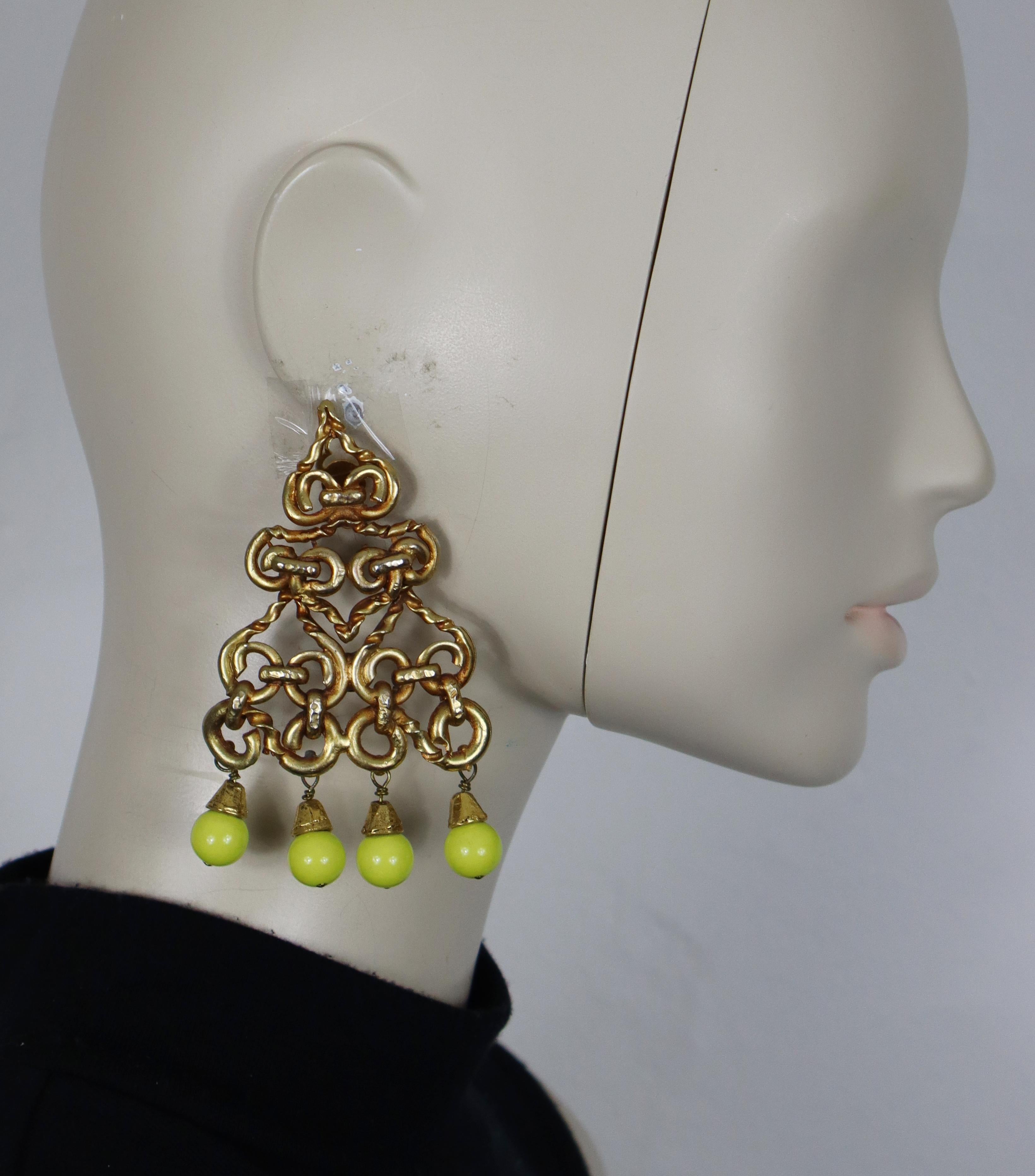 CHRISTIAN LACROIX Paar übergroße Vintage-Ohrringe mit Clipverschluss aus mattiertem, goldfarbenem Metall mit aufwändig gestalteten Herzmotiven und gelben Perlentropfen.

Gezeichnet CHRISTIAN LACROIX CL Made in France.

Ungefähre Maße: max. Höhe ca.