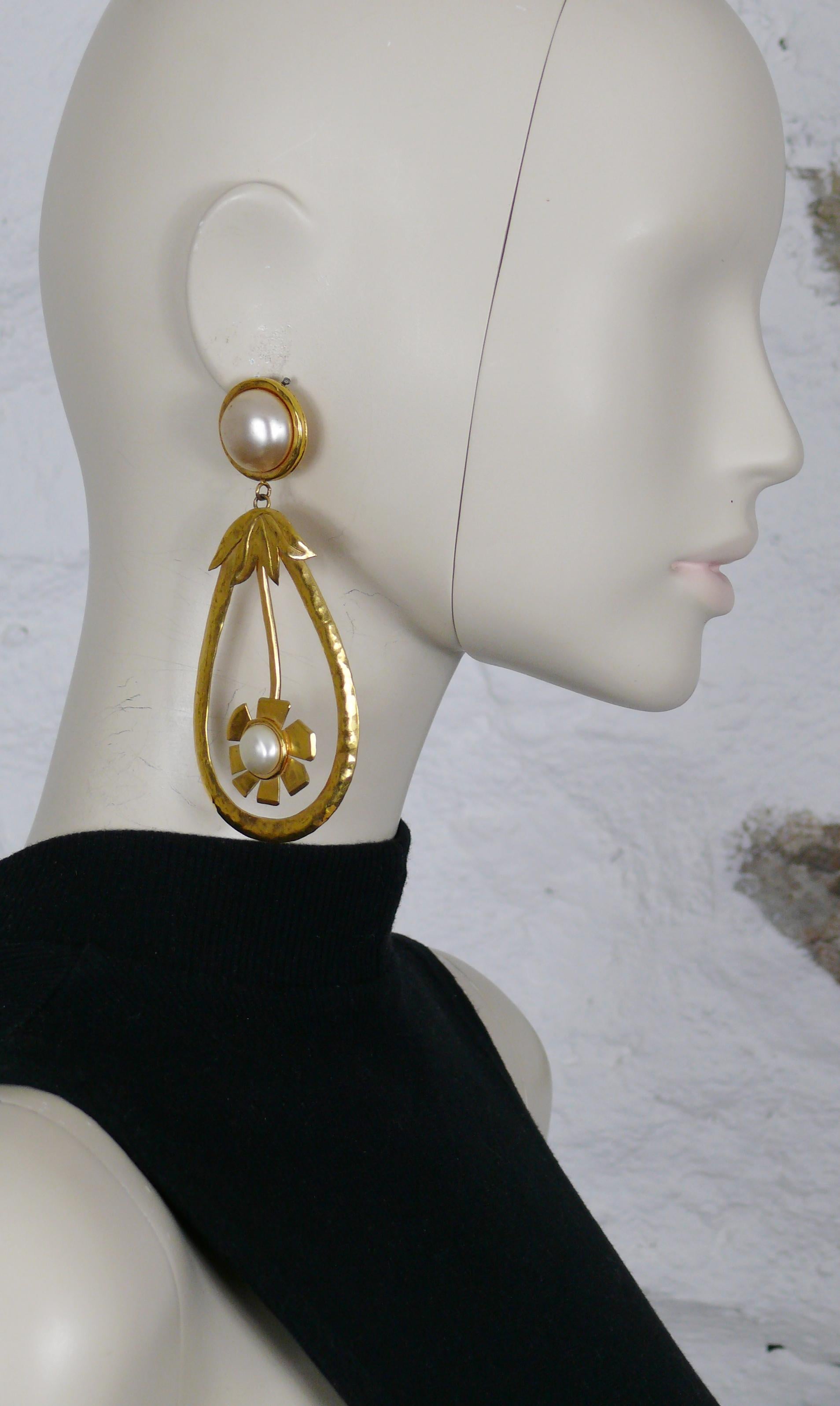 CHRISTIAN LACROIX vintage oversized gold toned stylized flower dangling earrings embellished with faux pearls.

Embossed CHRISTIAN LACROIX CL Made in France.

Indicative measurements : length approx. 11 cm (4.33 inches) / max. width approx. 5.2 cm