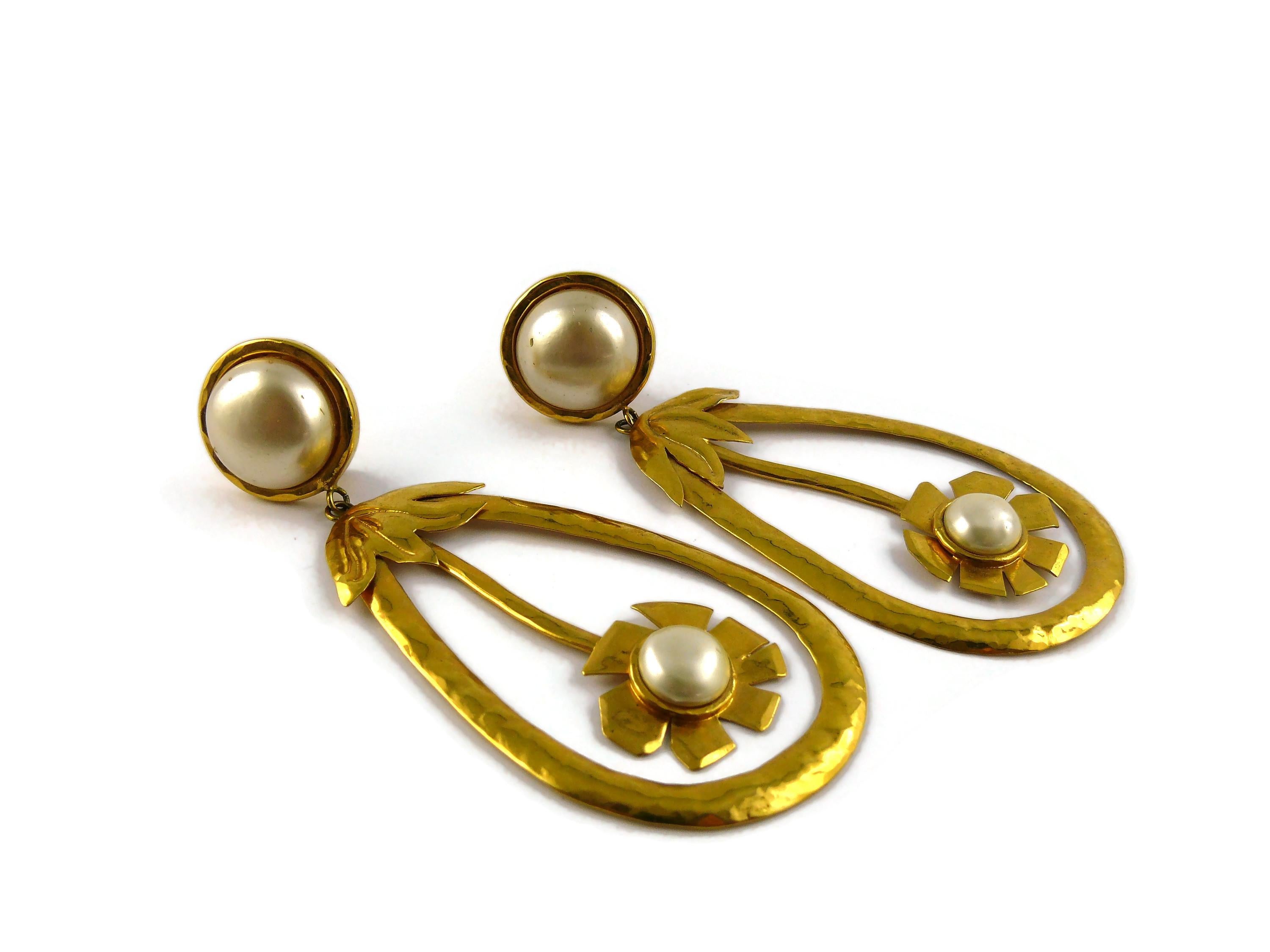 Christian Lacroix Vintage Oversized Gold Toned Flower Pearl Dangling Earrings In Good Condition For Sale In Nice, FR