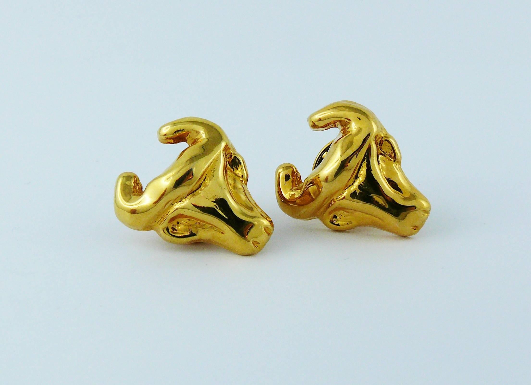 CHRISTIAN LACROIX vintage pair of gold toned bull head pin brooches.

Marked CL and ARTHUS BERTRAND Paris.

Indicative measurements : height approx. 2 cm (0.79 inch) / max. width approx. 1.6 cm (0.63 inch).


NOTES
- This is a preloved vintage item,