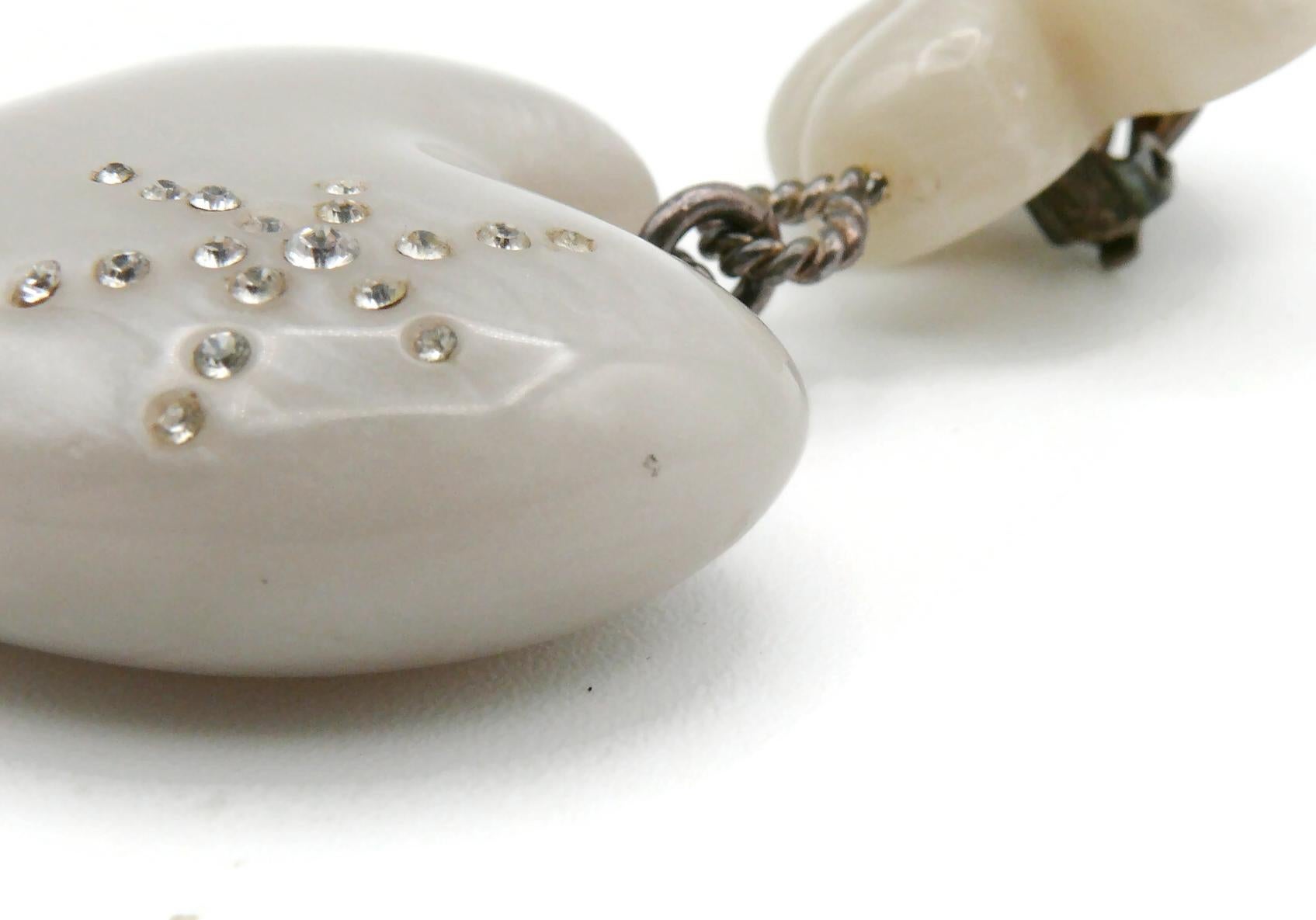 CHRISTIAN LACROIX, boucles d'oreilles pendantes vintage en résine grise perlée avec cœur en vente 9