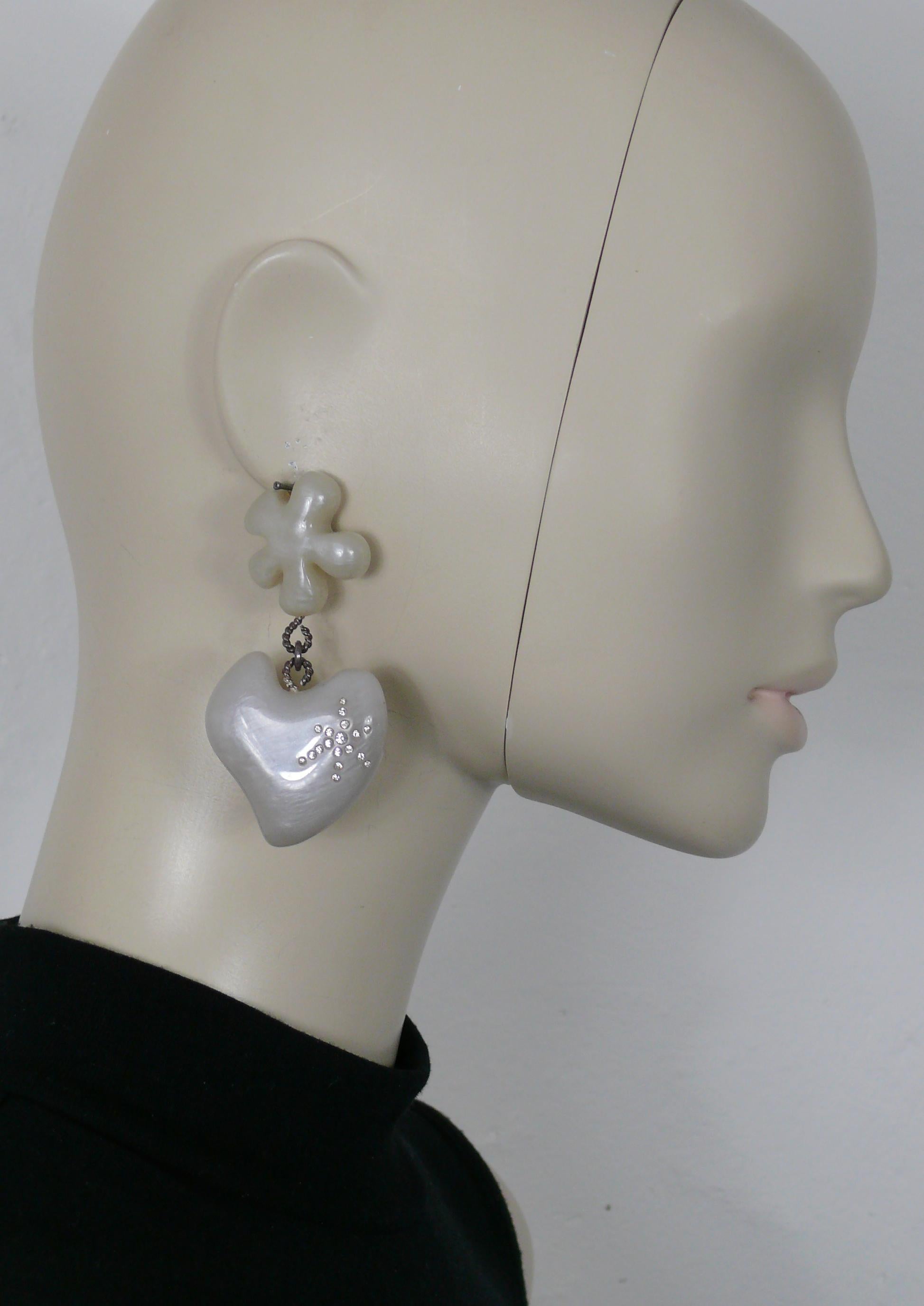 CHRISTIAN LACROIX vintage dangling earrings (clip-on) featuring pearly grey resin abstract flower and heart with crystal embellishement.

Marked CHRISTIAN LACROIX CL Made in France.

Indicative measurements : max. height approx. 7.3 cm (2.87 inches)