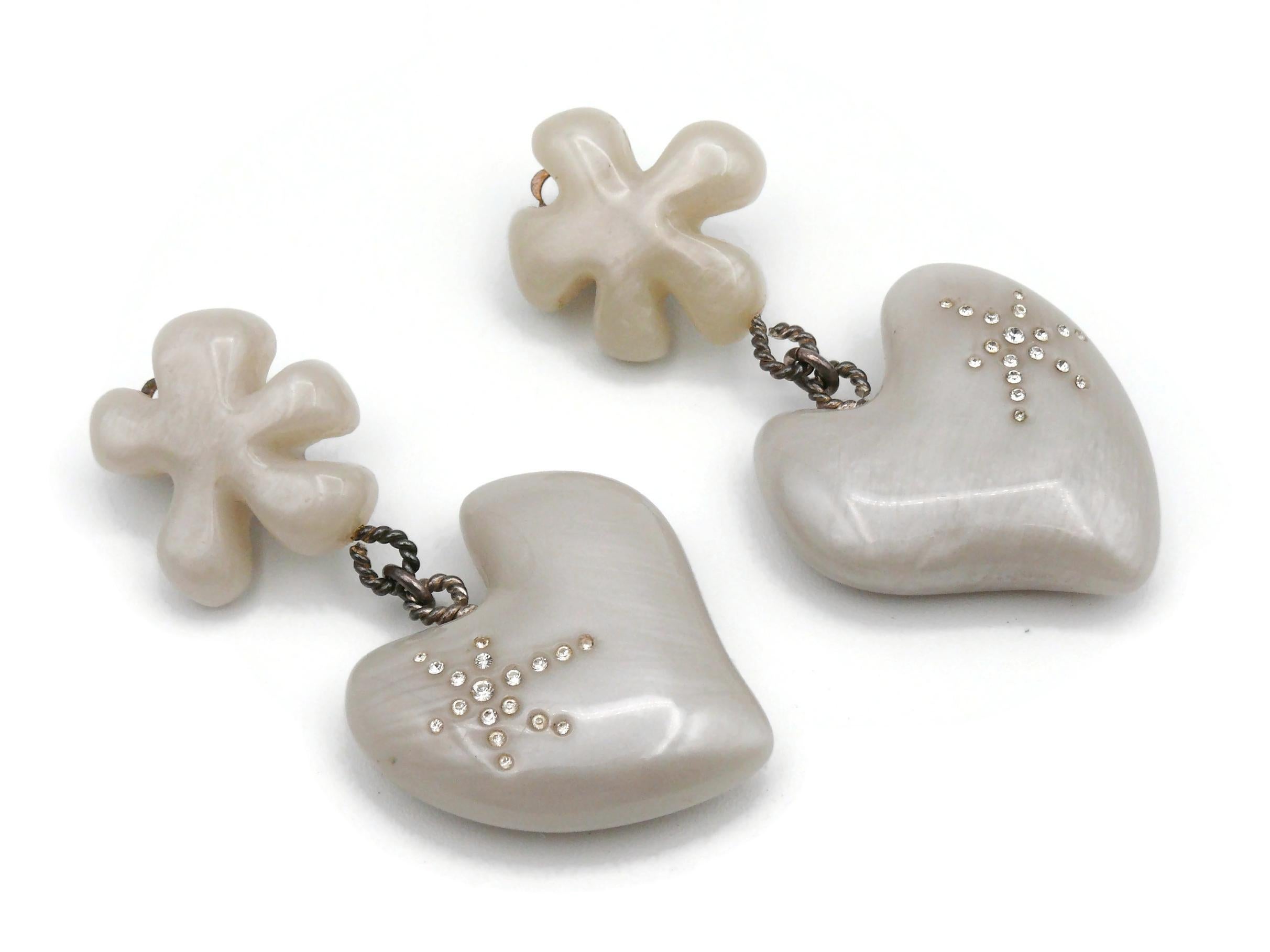 CHRISTIAN LACROIX, boucles d'oreilles pendantes vintage en résine grise perlée avec cœur Bon état - En vente à Nice, FR