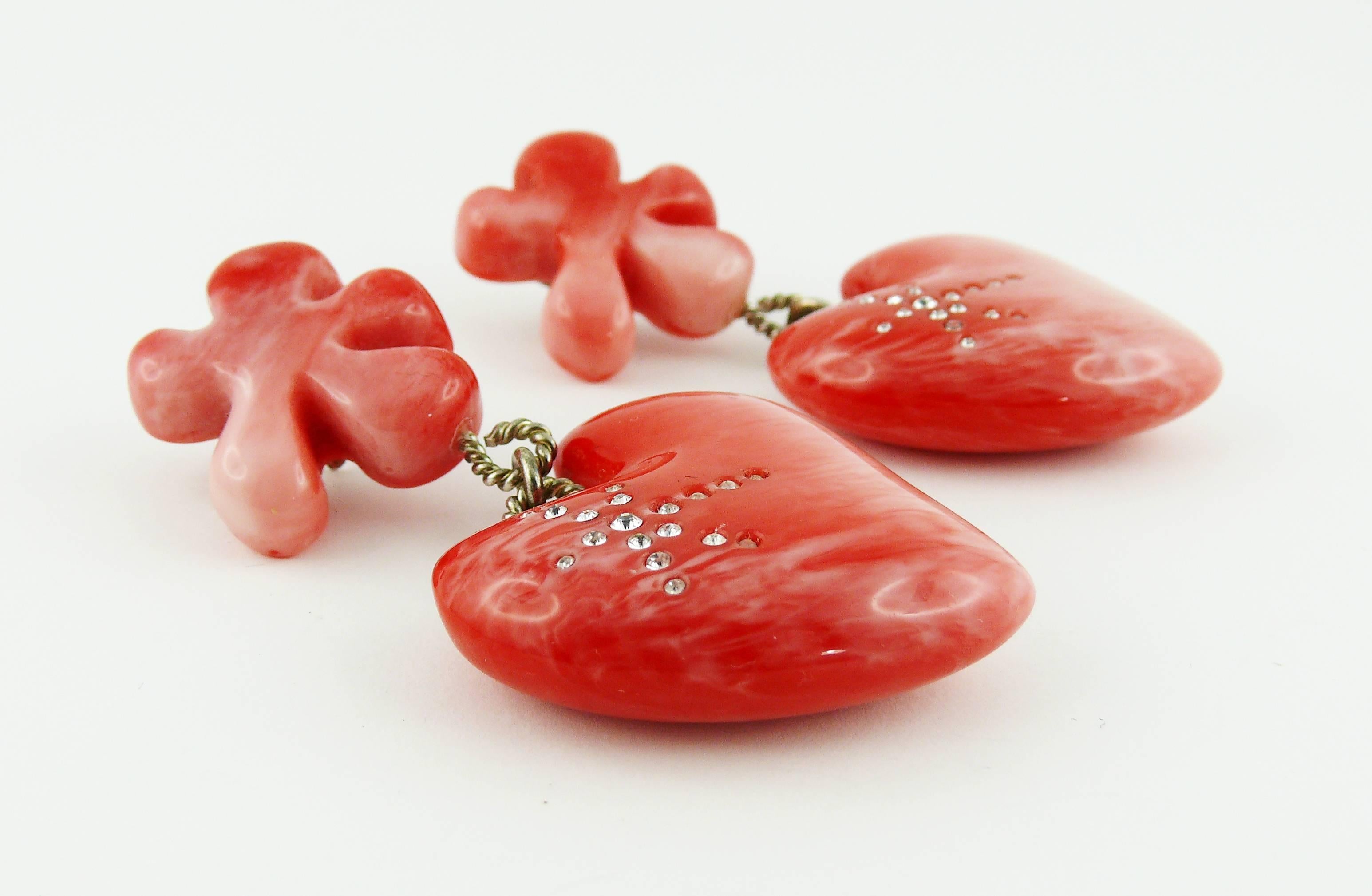 CHRISTIAN LACROIX Vintage Pink Resin Heart Dangling Earrings In Excellent Condition For Sale In Nice, FR