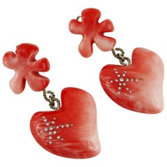 CHRISTIAN LACROIX Boucles d'oreilles pendantes vintage en résine rose avec cœurs