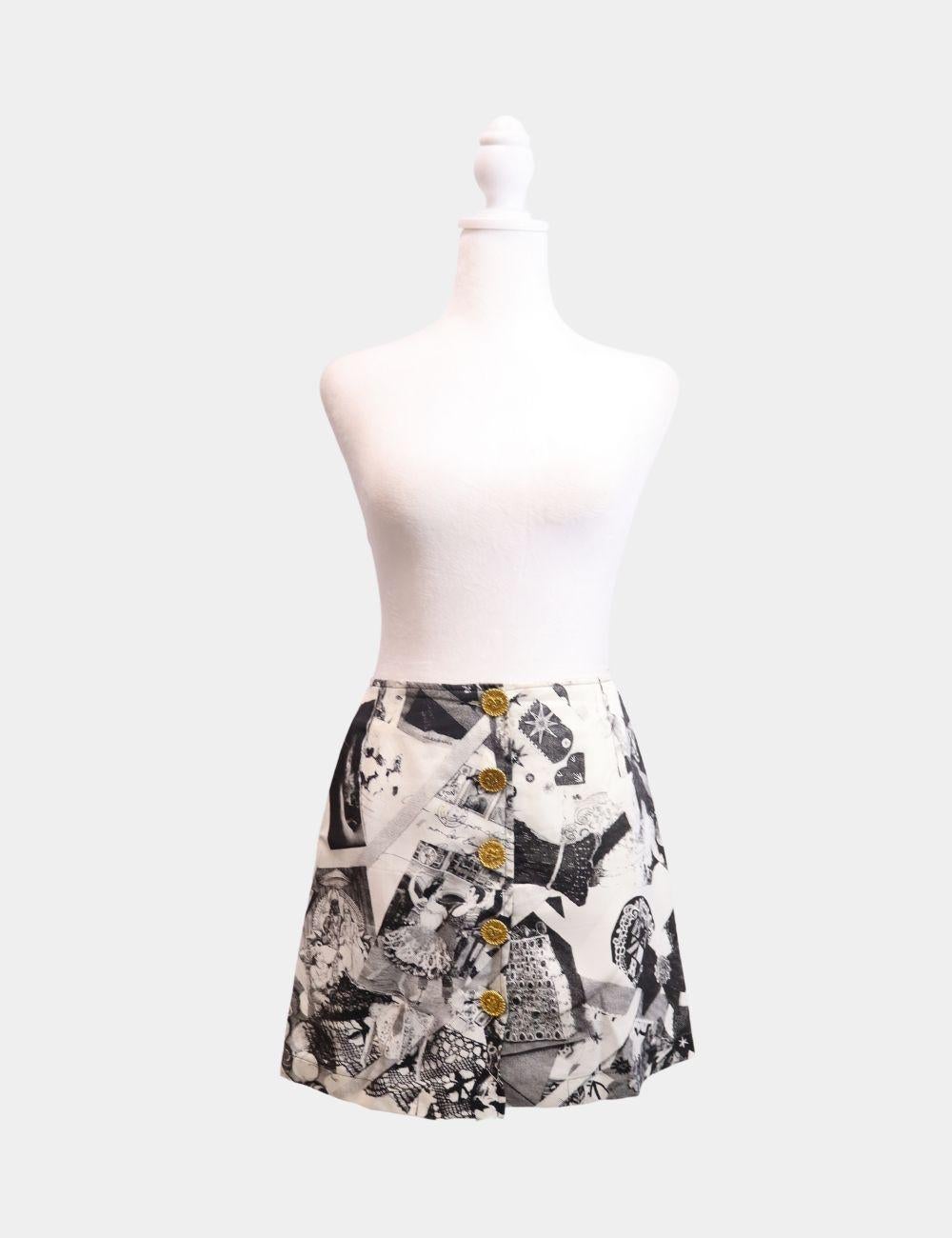 Christian Lacroix Vintage Printed Twin Set, Presenta maniche lunghe, colletto, vita scesa e bottoni con logo.

Materiale: 56% Cotone, 46% Rayon
Dimensioni: FR 40
Busto: 78 cm
Vita: 62 cm
Anca: 88 cm
Condit: Buono / Segni