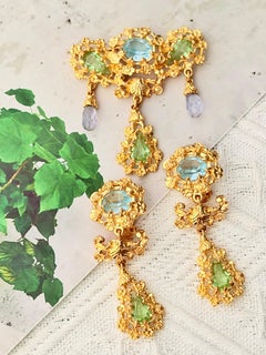Set Christian Lacroix vintage raro, color acquamarina e smeraldo, in stile barocco traforato, con goccia d'acqua e dettagli dorati