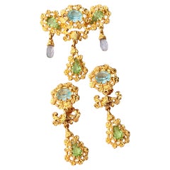 Set Christian Lacroix vintage raro, color acquamarina e smeraldo, in stile barocco traforato, con goccia d'acqua e dettagli dorati