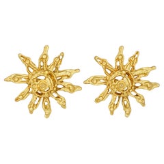 Orecchini vintage rari di Christian Lacroix: motivo barocco a forma di sole con stelle e volute, in oro, traforati
