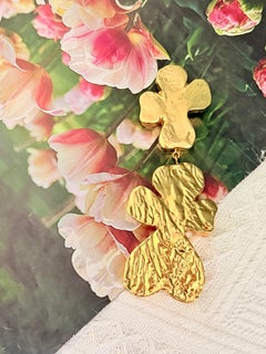 Broche Christian Lacroix vintage rare en or, avec une immense croix martelée en lave et deux cœurs