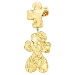 Broche Christian Lacroix vintage rare en or, avec une immense croix martelée en lave et deux cœurs