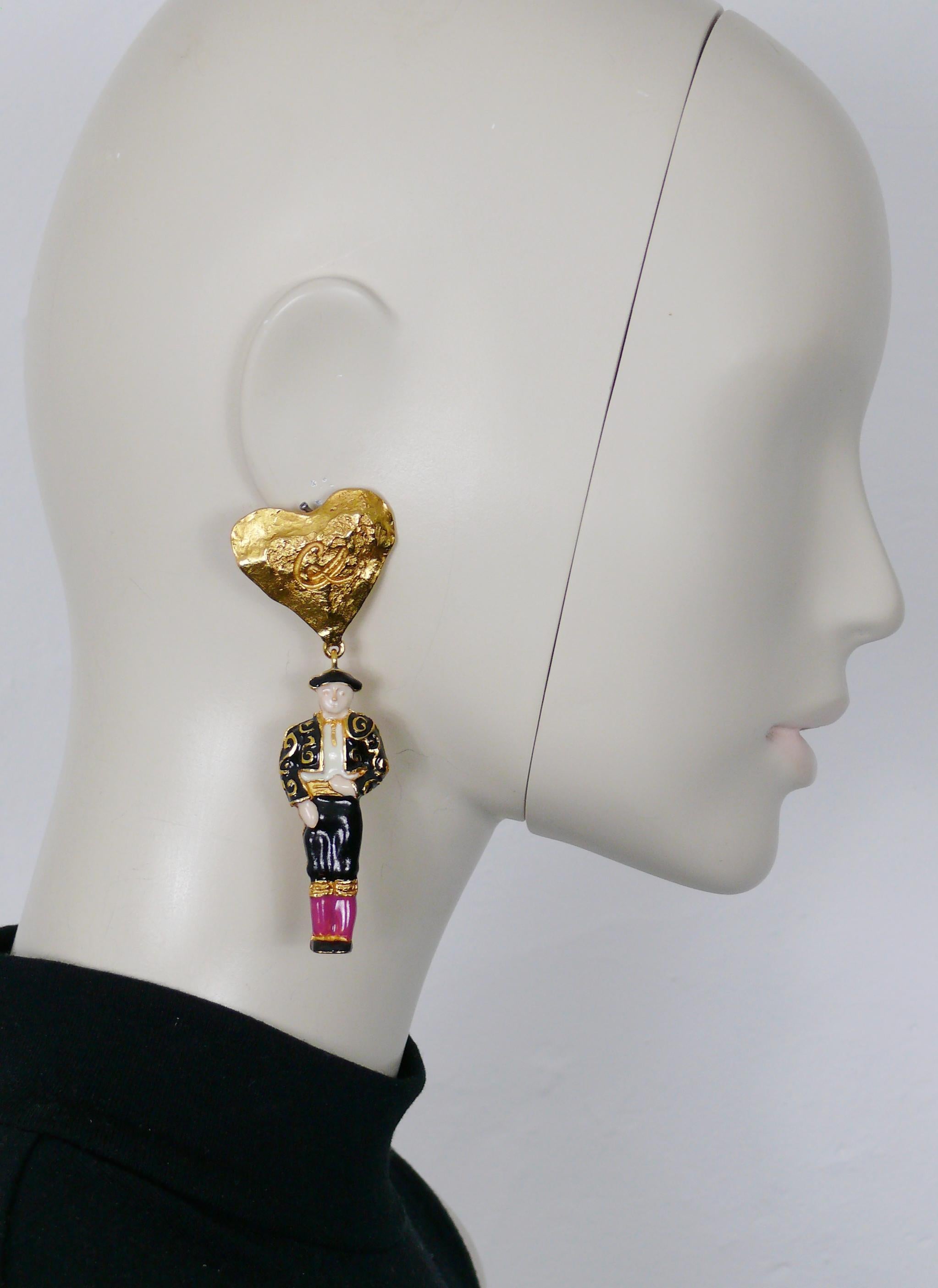 CHRISTIAN LACROIX vintage rare dangling earrings (clip-on) featuring a textured heart-shaped top embossed with a CL monogram and an enameled matador.

Marked CHRISTIAN LACROIX CL Made in France.

Indicative measurements : height approx. 9.3 cm (3.66
