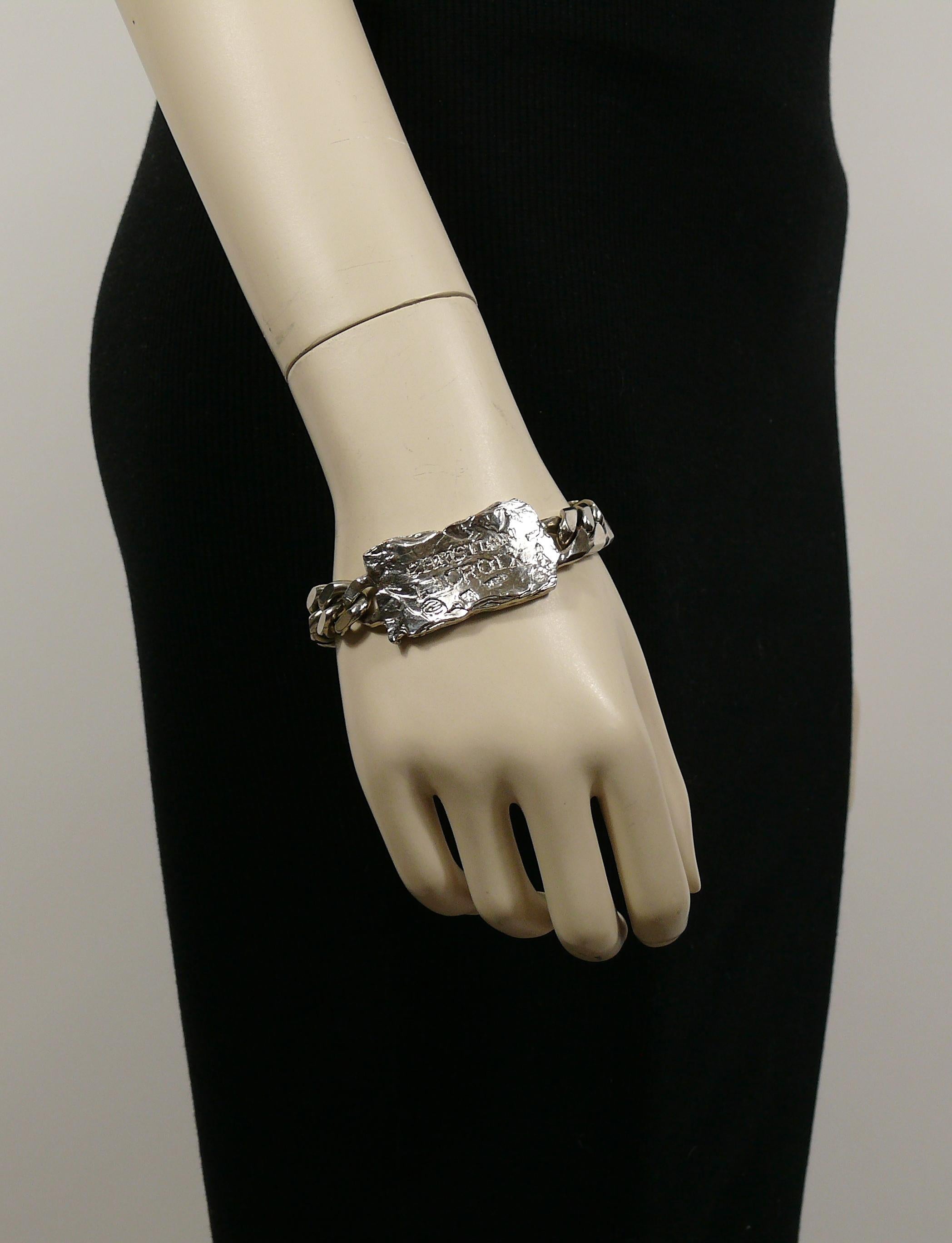CHRISTIAN LACROIX vintage rare silver toned ID tag curb bracelet.

This bracelet features :
- Massive curb chain links
- Textured ID tag plate embossed CHRISTIAN LACROIX Paris
- Secure clasp

Marked CHRISTIAN LACROIX CL Made in France.

Indicative