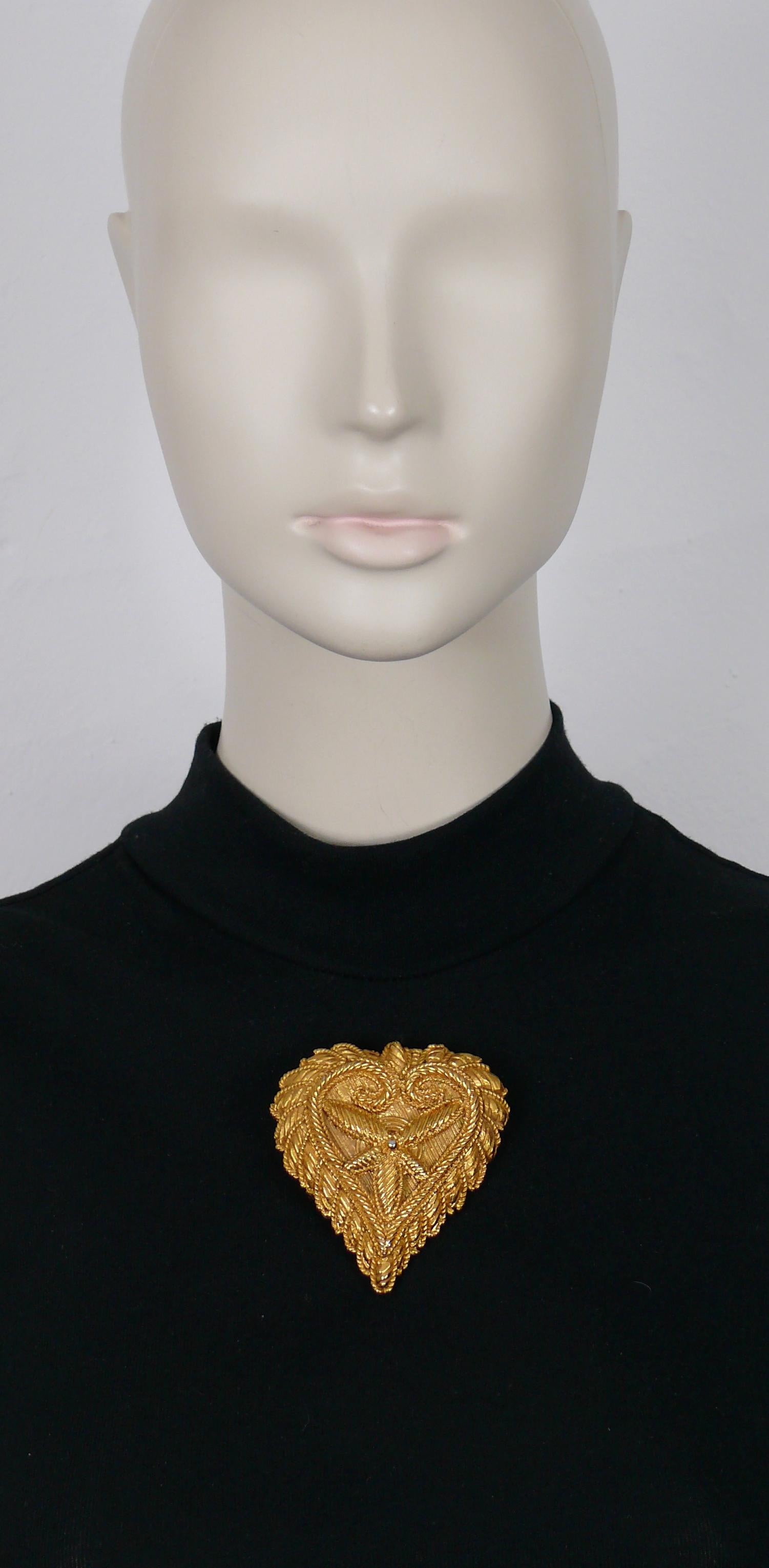 CHRISTIAN LACROIX vintage gold tone resin heart brooch featuring a lace design.

Marked CHRISTIAN LACROIX CL Made in France.

Indicative measurements : max. height approx. 7 cm (2.76 inches) / max. width approx. 6.7 cm (2.64 inches).

Material :