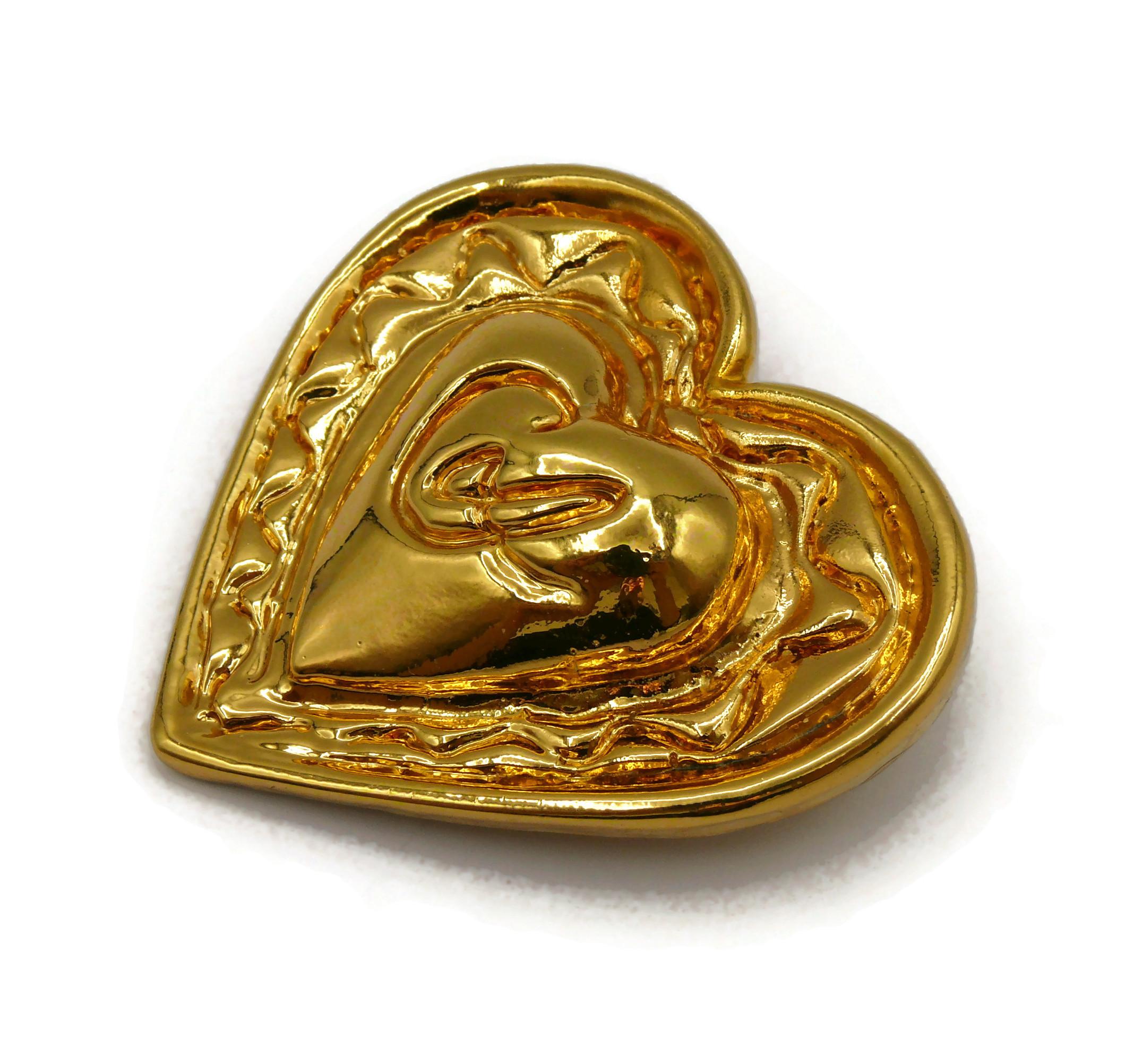 CHRISTIAN LACROIX Vintage Gold Tone Resin Heart Brooch In Good Condition For Sale In Nice, FR