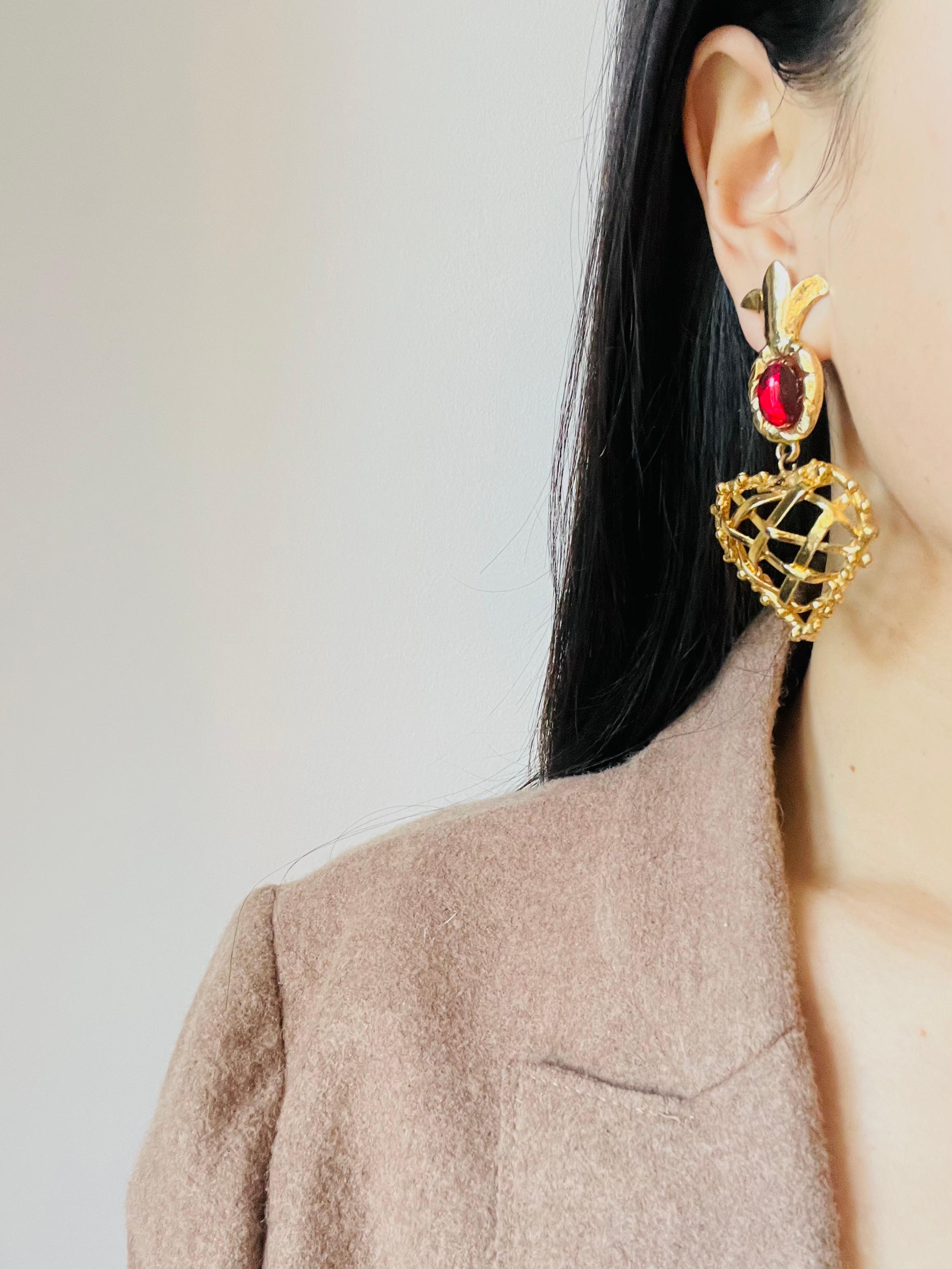 Christian Lacroix Vintage Rubin Herz Ananas Criss Kreuz Tropfen Chunky Ohrringe im Angebot 1