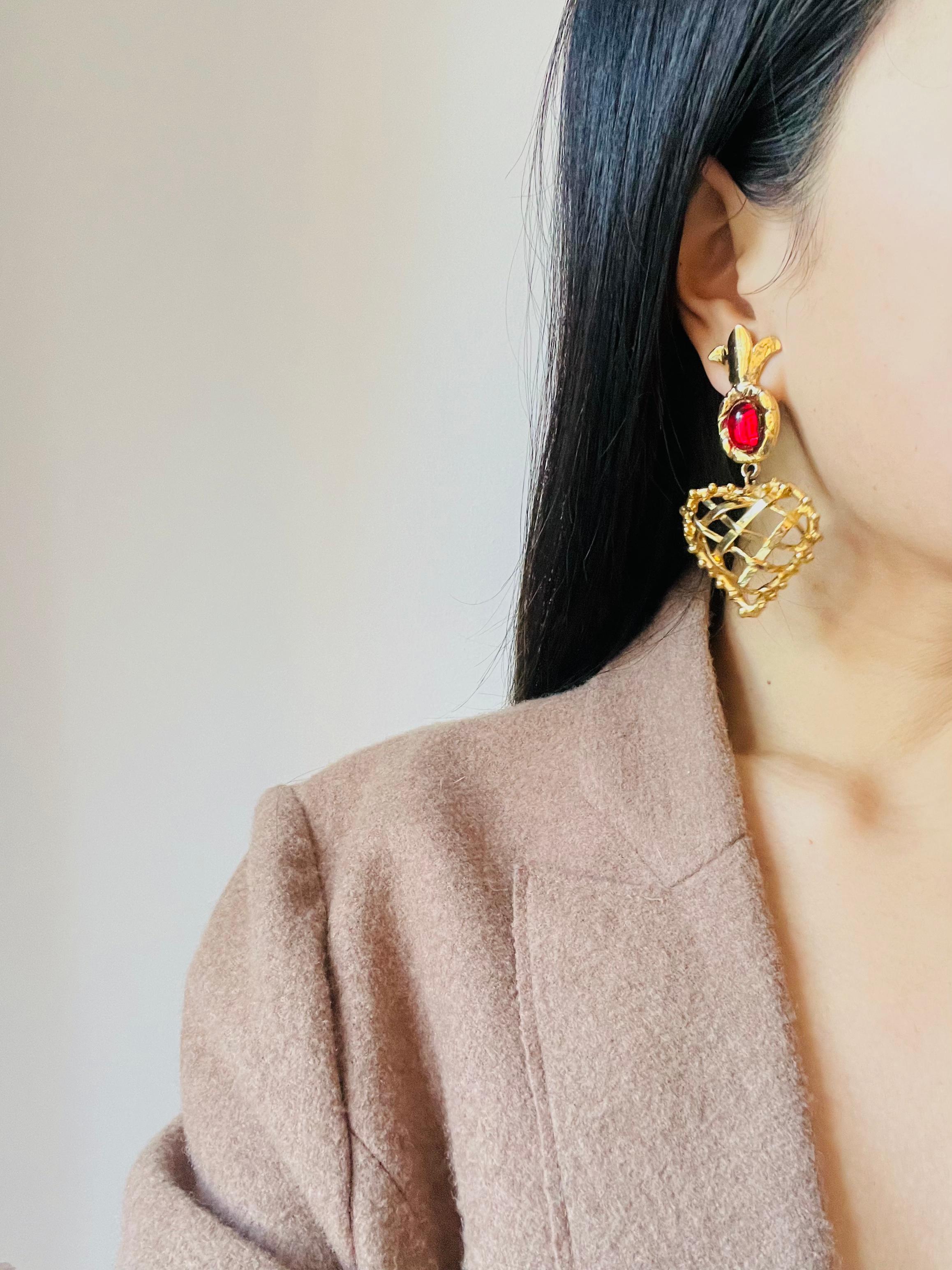 Christian Lacroix Vintage Rubin Herz Ananas Criss Kreuz Tropfen Chunky Ohrringe im Angebot 3