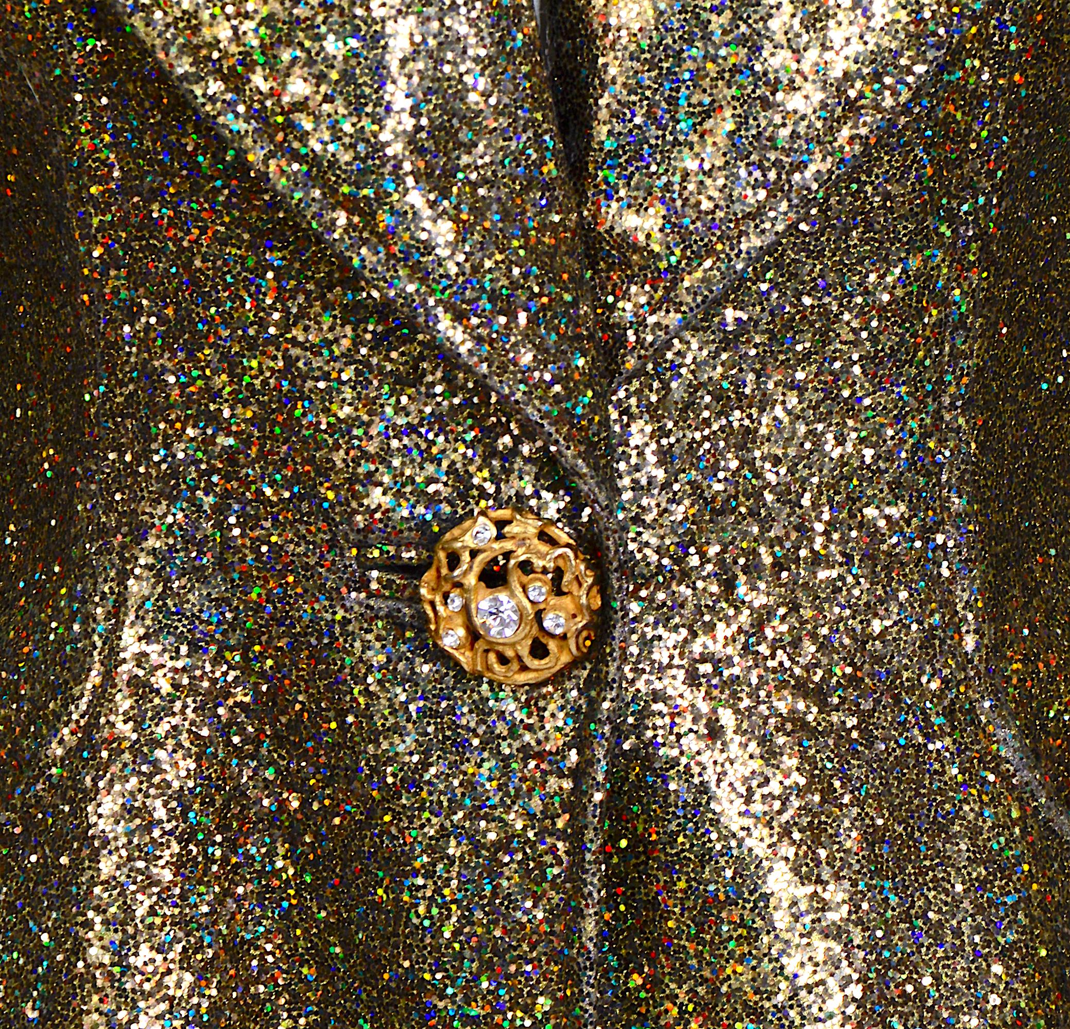 Superbe veste de collection Christian Lacroix de la collection printemps-été 1995. Il est difficile d'expliquer le tissu, mais on a l'impression qu'il a été fabriqué à partir d'un lurex doré enduit de milliers de paillettes, ce qui lui donne une