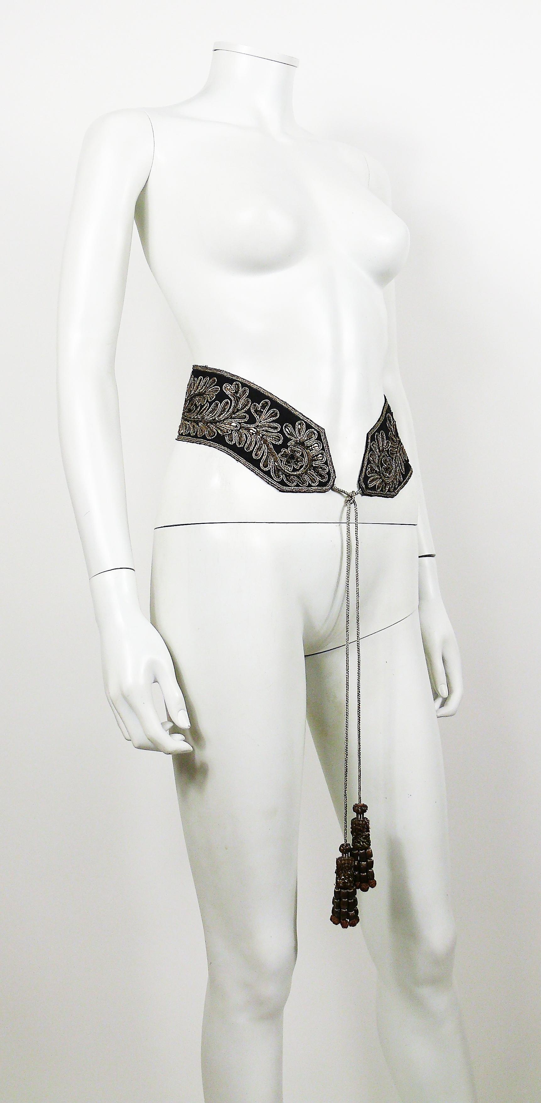 Christian Lacroix vintage wide sequined obi belt embellished with embroideries and tassels.

Black lining.

Marked CHRISTIAN LACROIX.

One size fits all.

Indicative measurements : length (excluding ties and tassels) approx. 68 cm (26.77 inches) /