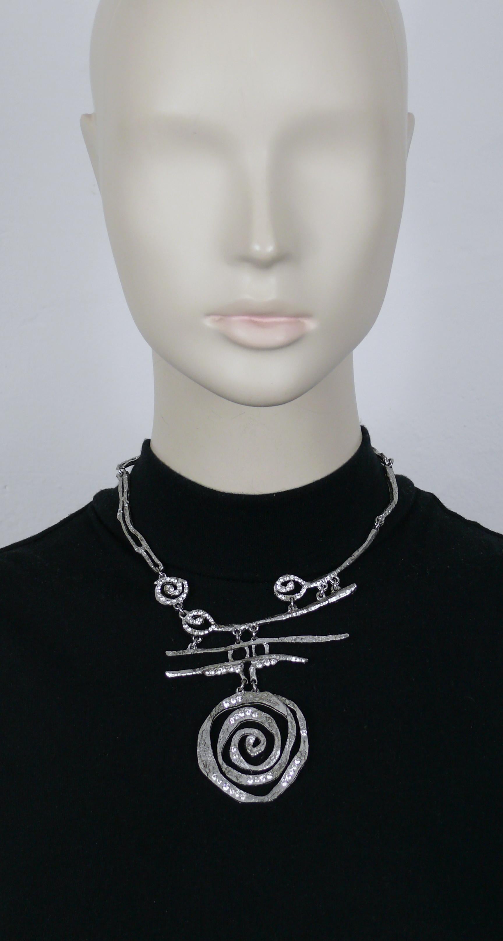 CHRISTIAN LACROIX vintage abstract silver tone necklace featuring a spiral pendant embellished with clear crystals.

Marked CHRISTIAN LACROIX CL Made in France.

Indicative measurements : max. length approx. 41 cm (16.14 inches) / adjustable length