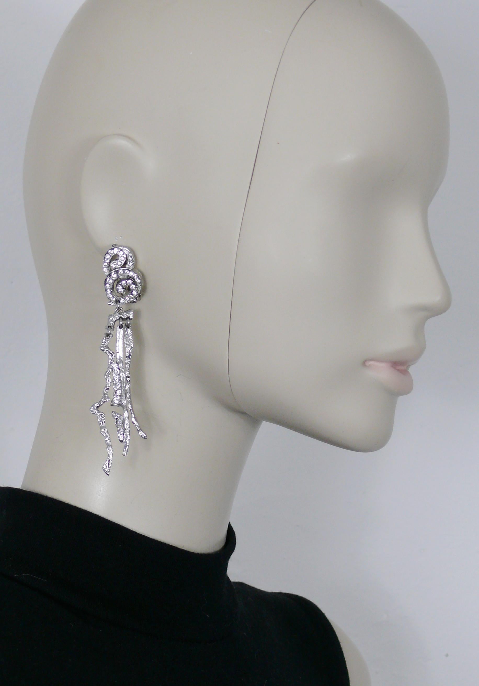 CHRISTIAN LACROIX vintage  brutalist dangling earrings (clip-on) embellished with clear crystals.

Silver tone metal hardware.

Embossed with the CL monogram (on the reverse of both earrings).

Indicative measurements : max. height approx. 9.3 cm