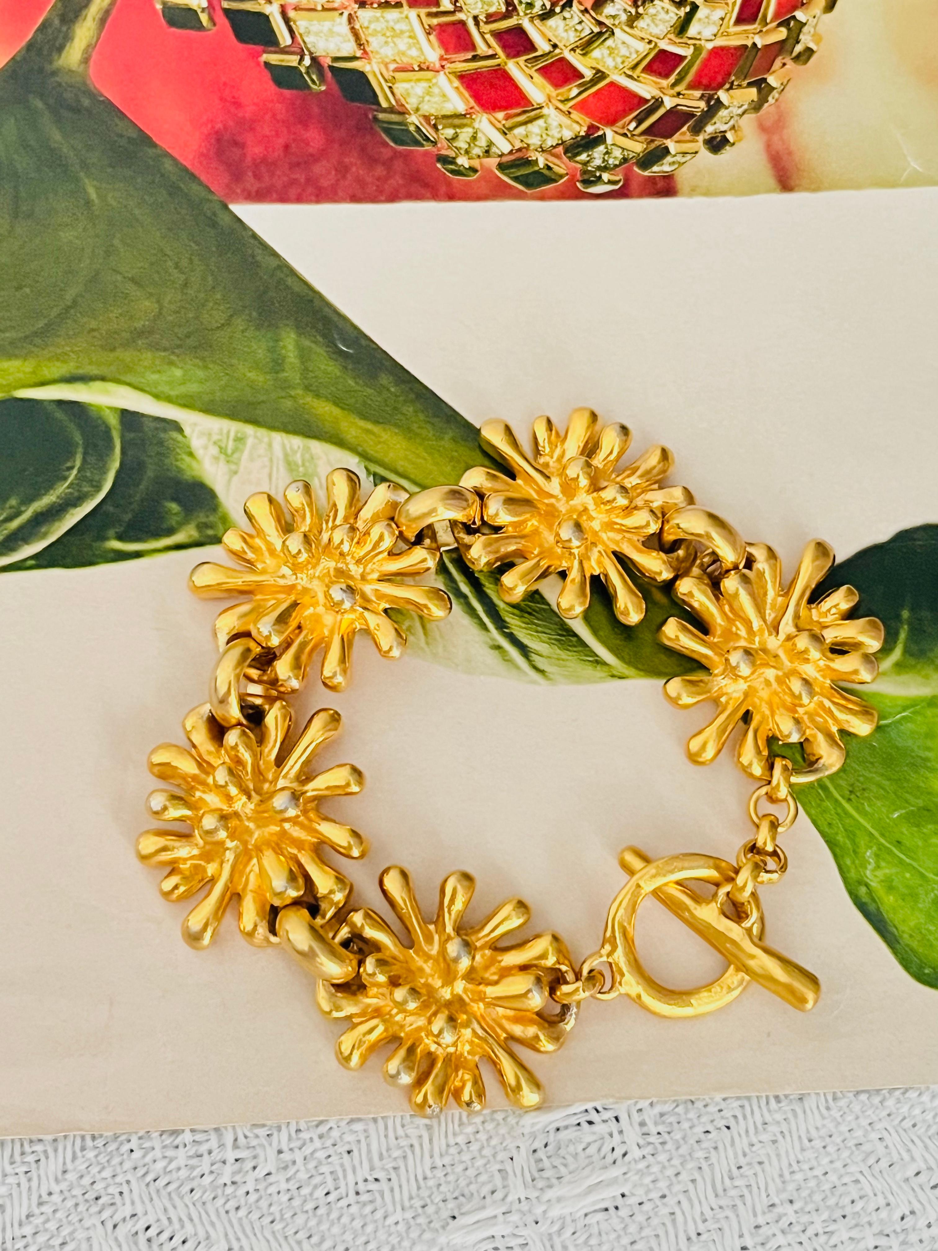 Christian Lacroix Vintage Spark Firework Flower 5 Charm Chunky Linked Modernist Elegant Chunky Statement Bracelet, Gold Plated

Very good condition. Light scratches or colour loss, barely noticeable. 100% Genuine.

Very beautiful. Rare to find.