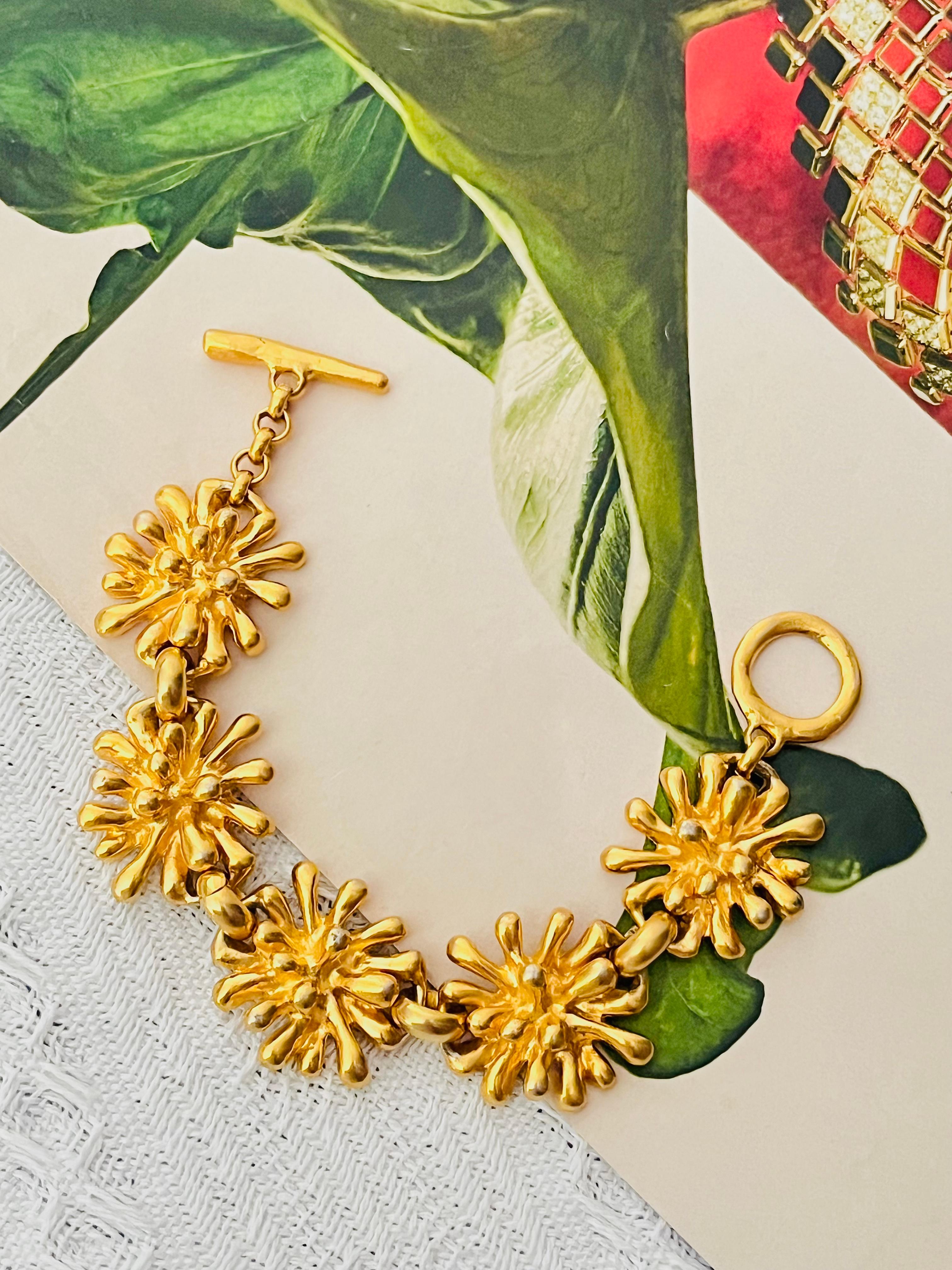 Christian Lacroix Vintage Spark Firework Flower 5 Charm Chunky Linked Bracelet In Good Condition For Sale In Wokingham, England