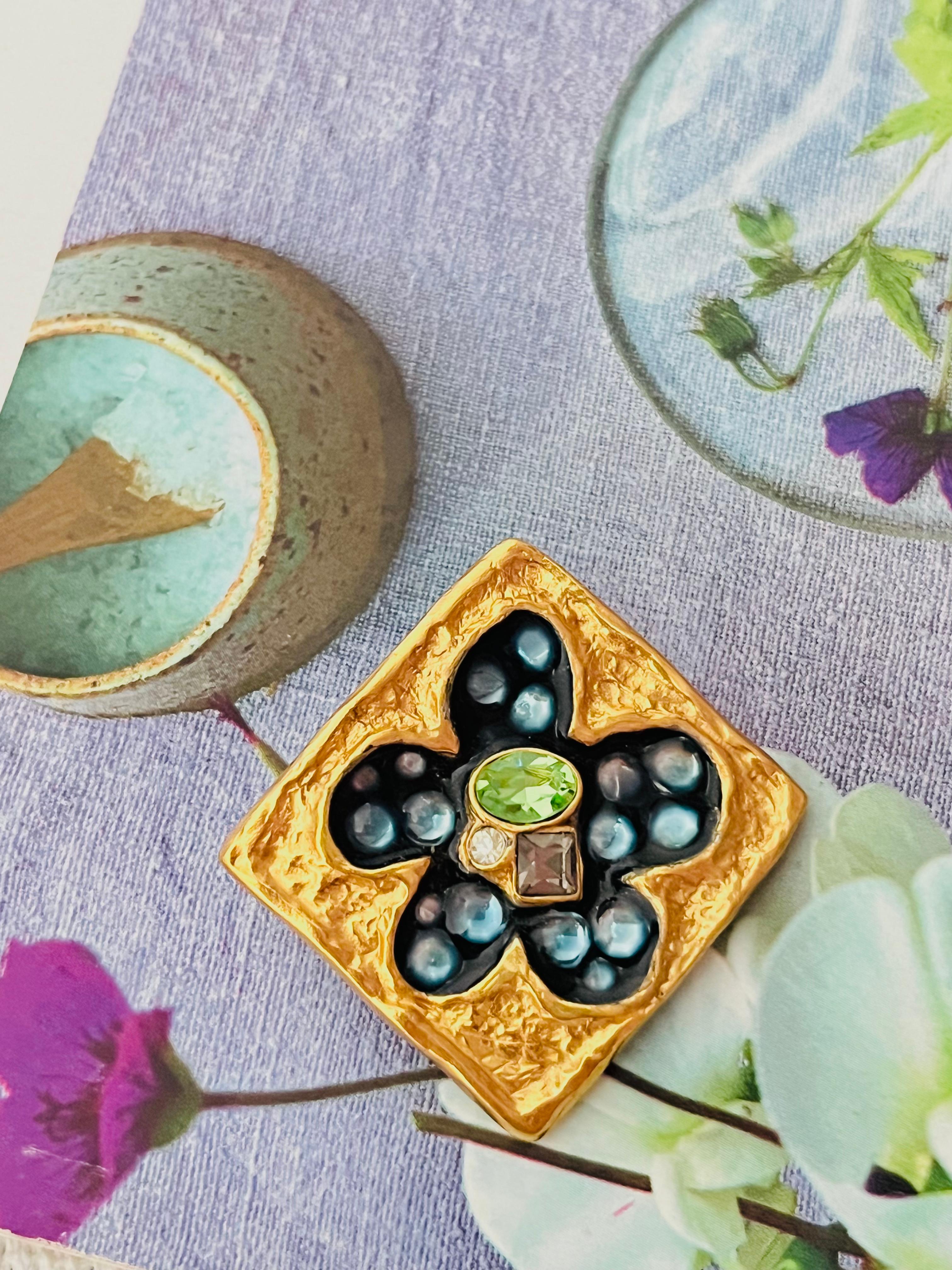Christian Lacroix Broche Vintage Cuadrado Azul Marino Bonita Flor Esmalte Cristales Verdes en Excelente Estado en Wokingham, England