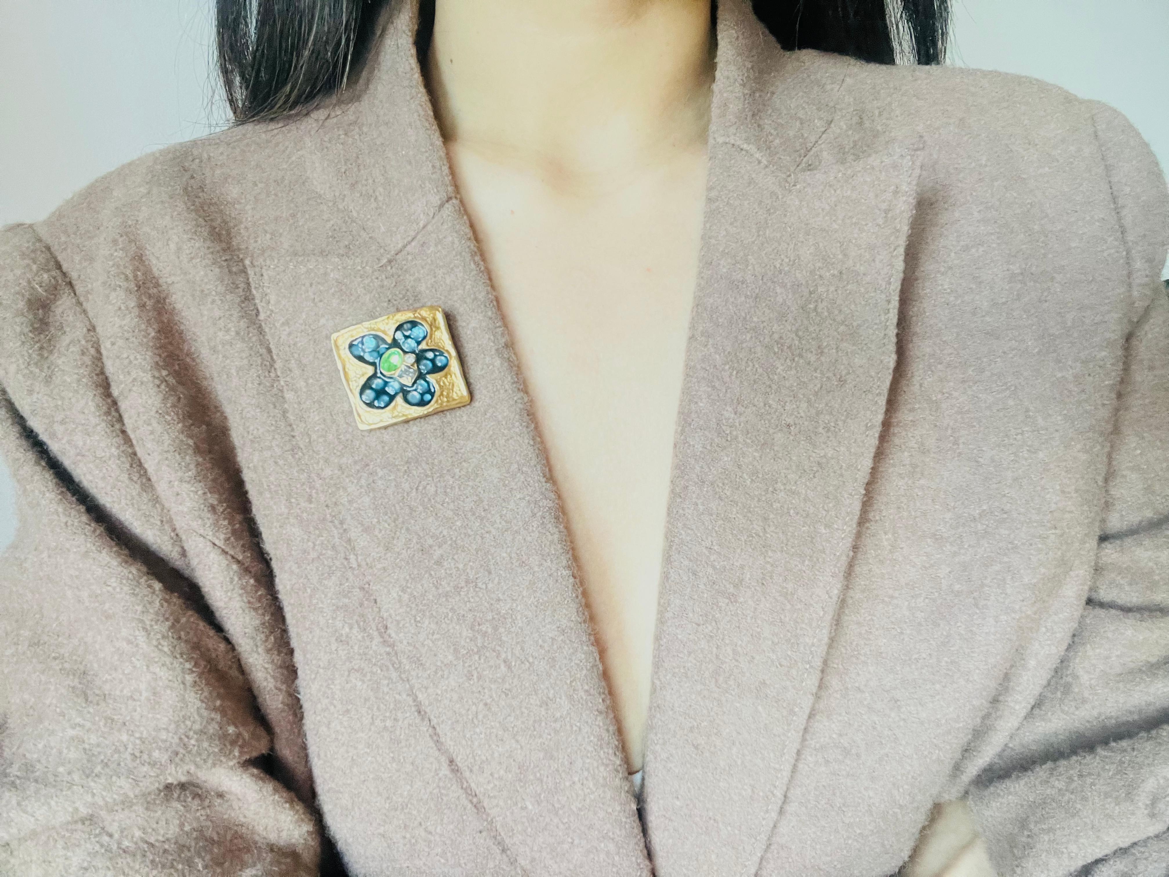 Christian Lacroix Broche Vintage Cuadrado Azul Marino Bonita Flor Esmalte Cristales Verdes 1