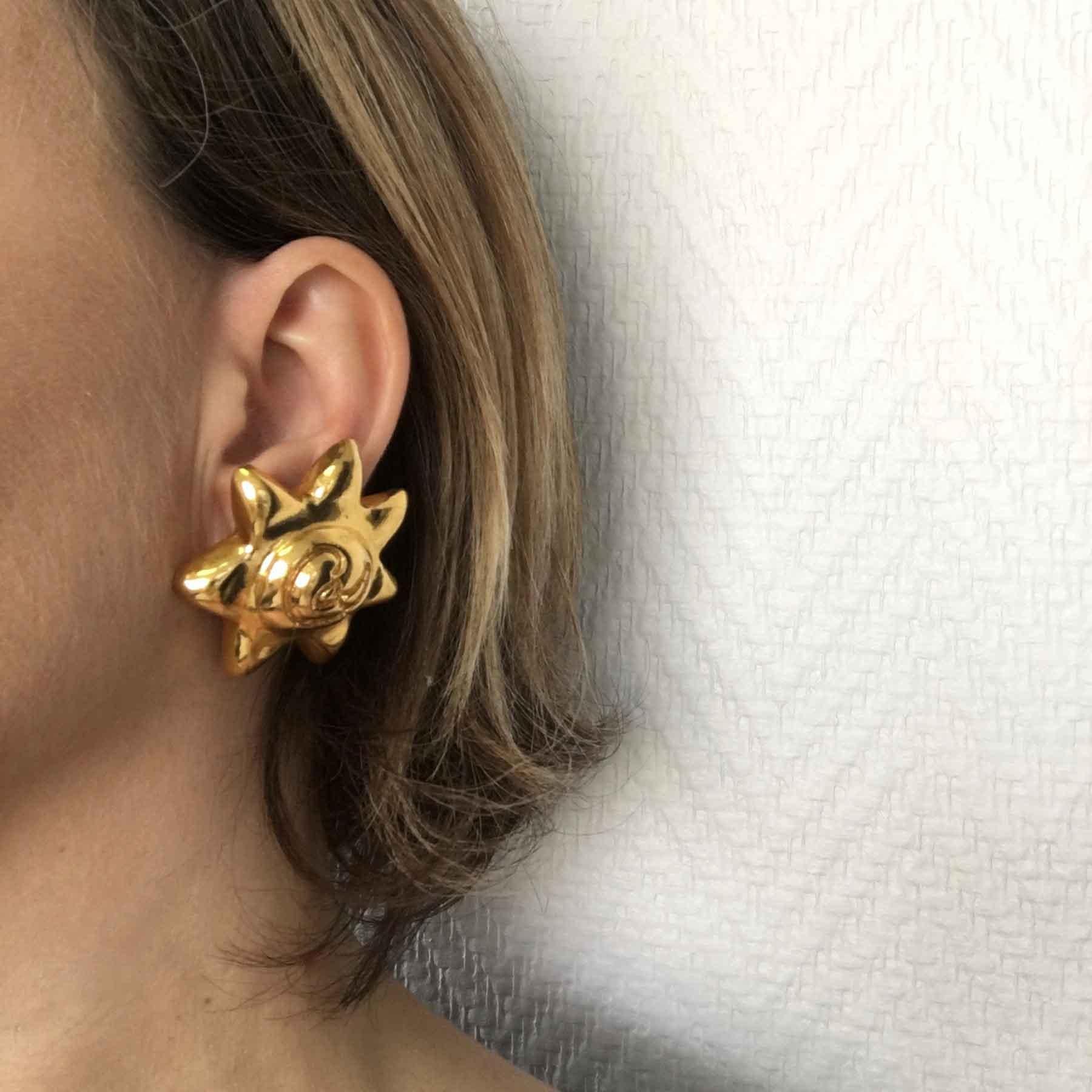 Christian Lacroix star clip earrings in gold metal. The initials CL are engraved in the center of each loop.
Vintage piece of jewelry in very good condition.
Dimensions: 4.5cm
Delivered in a non original dust bag