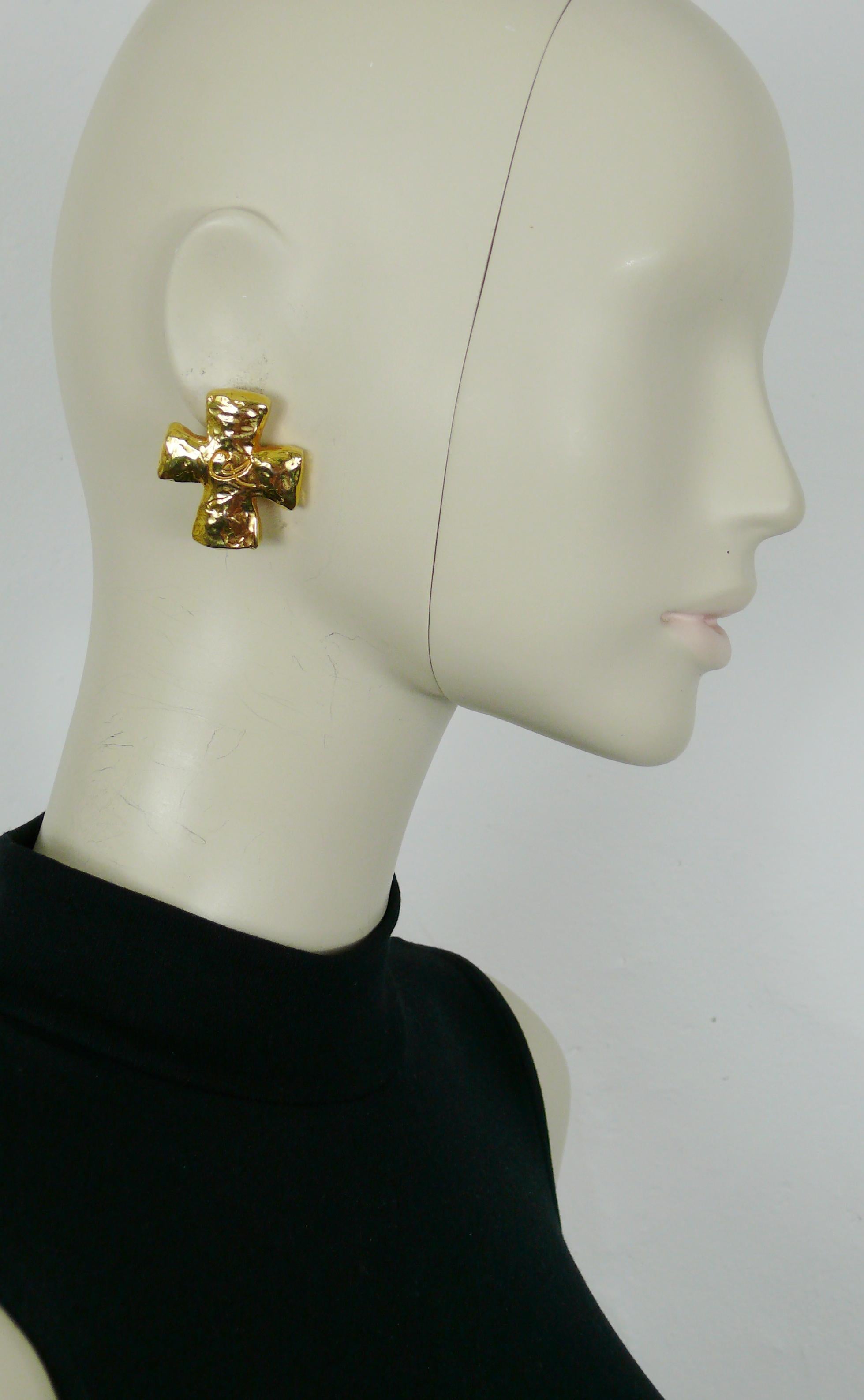 CHRISTIAN LACROIX vintage textured cross clip-on earrings embossed with CL monogram.

Gold tone resin.

Marked CHRISTIAN LACROIX CL Made in France.

Indicative measurements : height 3.8 cm (1.50 inches) / width 3.3 cm (1.30 inches).

NOTES
- This is