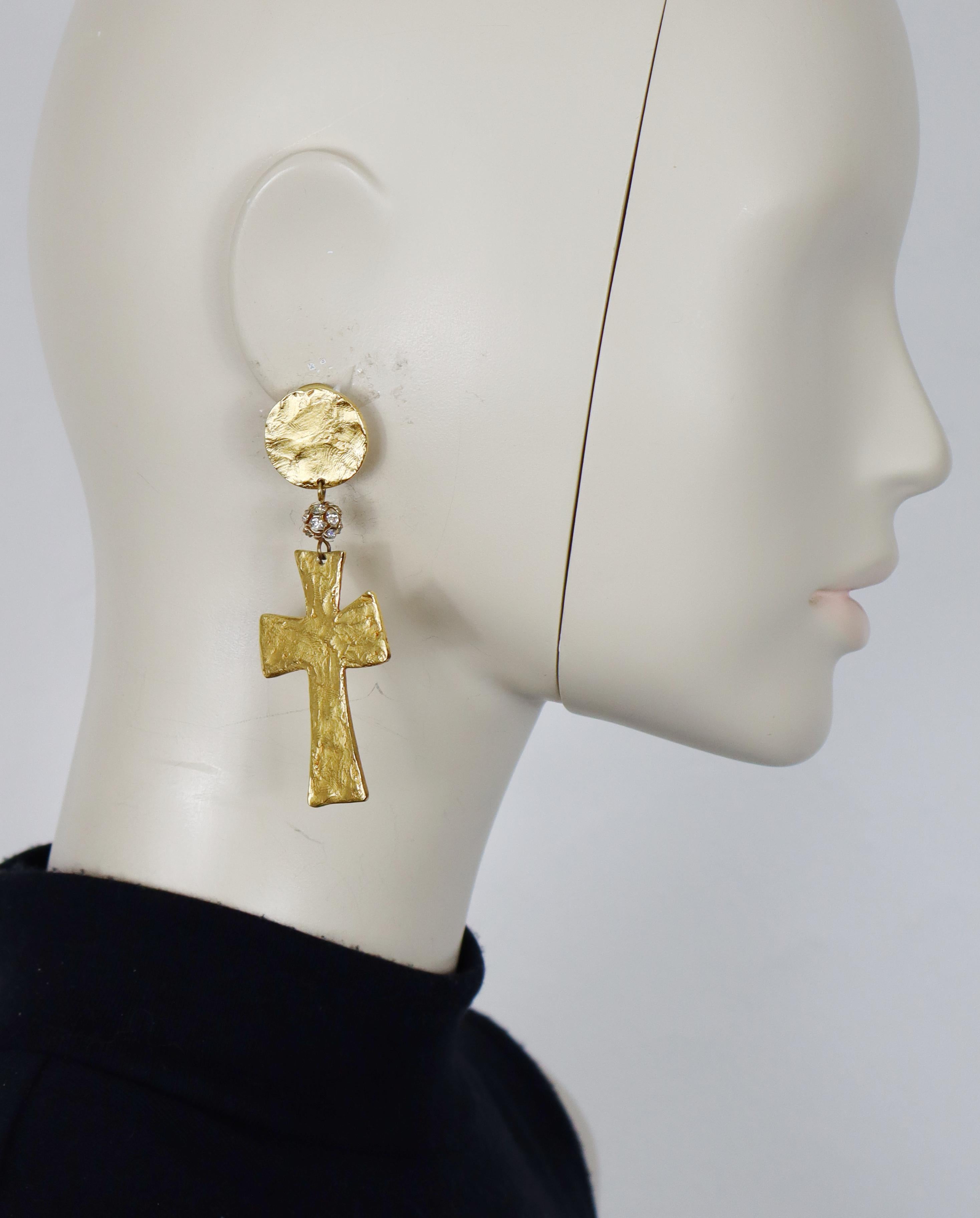 CHRISTIAN LACROIX vintage textured gold tone cross dangling earrings (clip-on) embellished with a crystal ball.

Marked CHRISTIAN LACROIX E94 Made in France.

Indicative measurements : height approx. 8 cm (3.15 inches) / max. width approx 3.3 cm