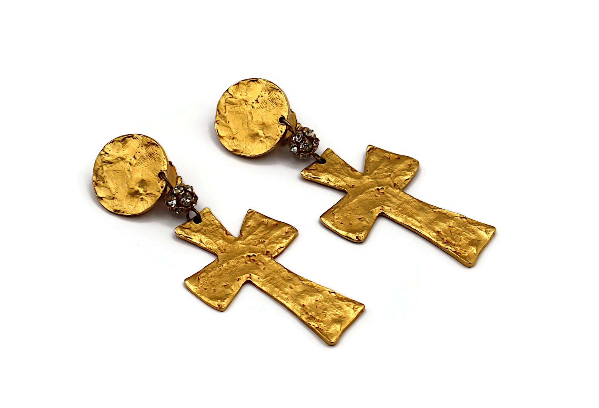 CHRISTIAN LACROIX Vintage Textured Gold Tone Cross Dangling Earrings In Good Condition In Nice, FR