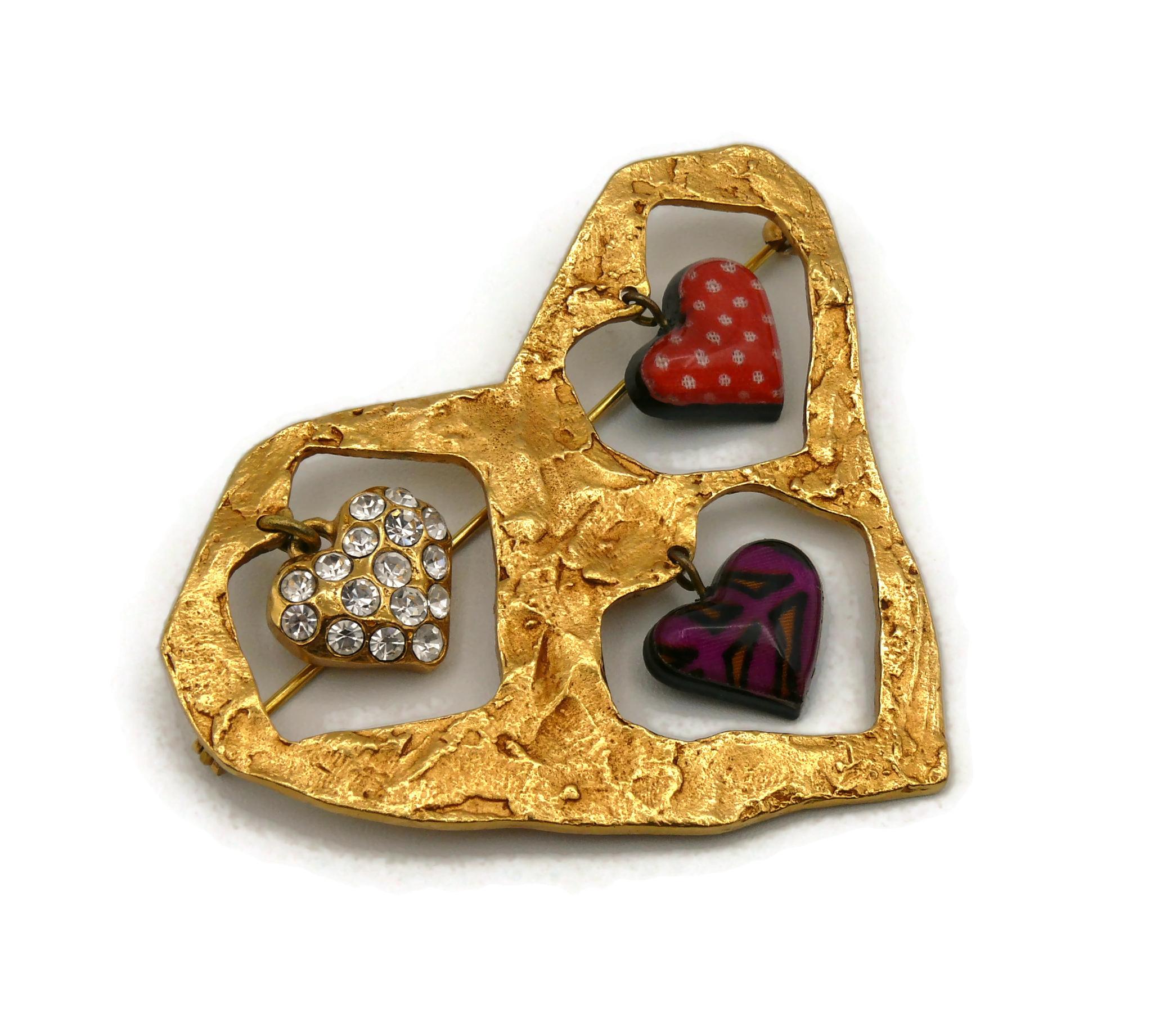 CHRISTIAN LACROIX Vintage Textured Gold Toned Heart Charms Brooch In Excellent Condition For Sale In Nice, FR