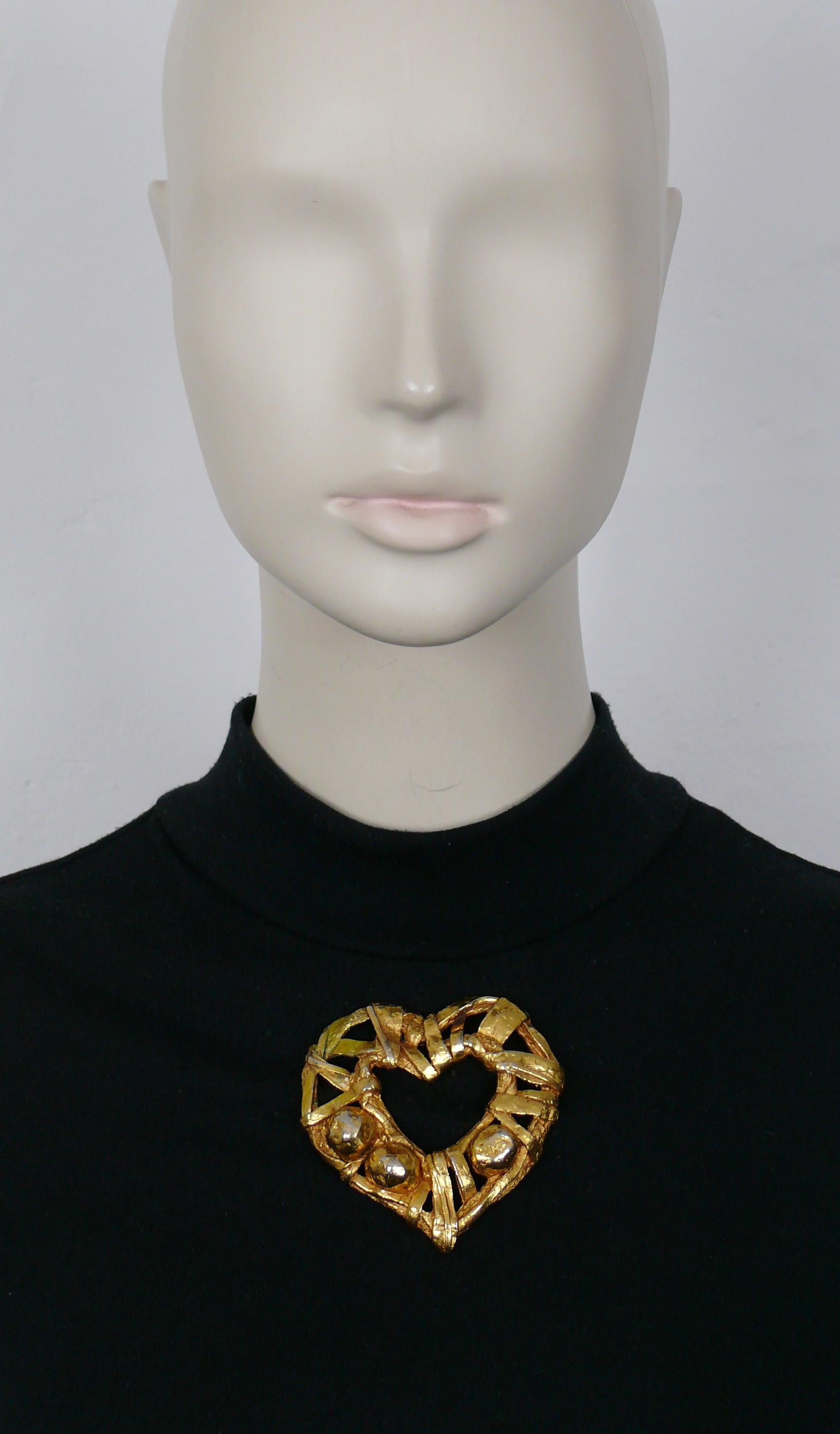 CHRISTIAN LACROIX vintage textured gold tone heart brooch.

Marked CHRISTIAN LACROIX CL Made in France.

Indicative measurements : max. height approx. 7 cm (2.76 inches) / max. width approx. 7.1 cm (2.80 inches).

Material : Gold tone metal