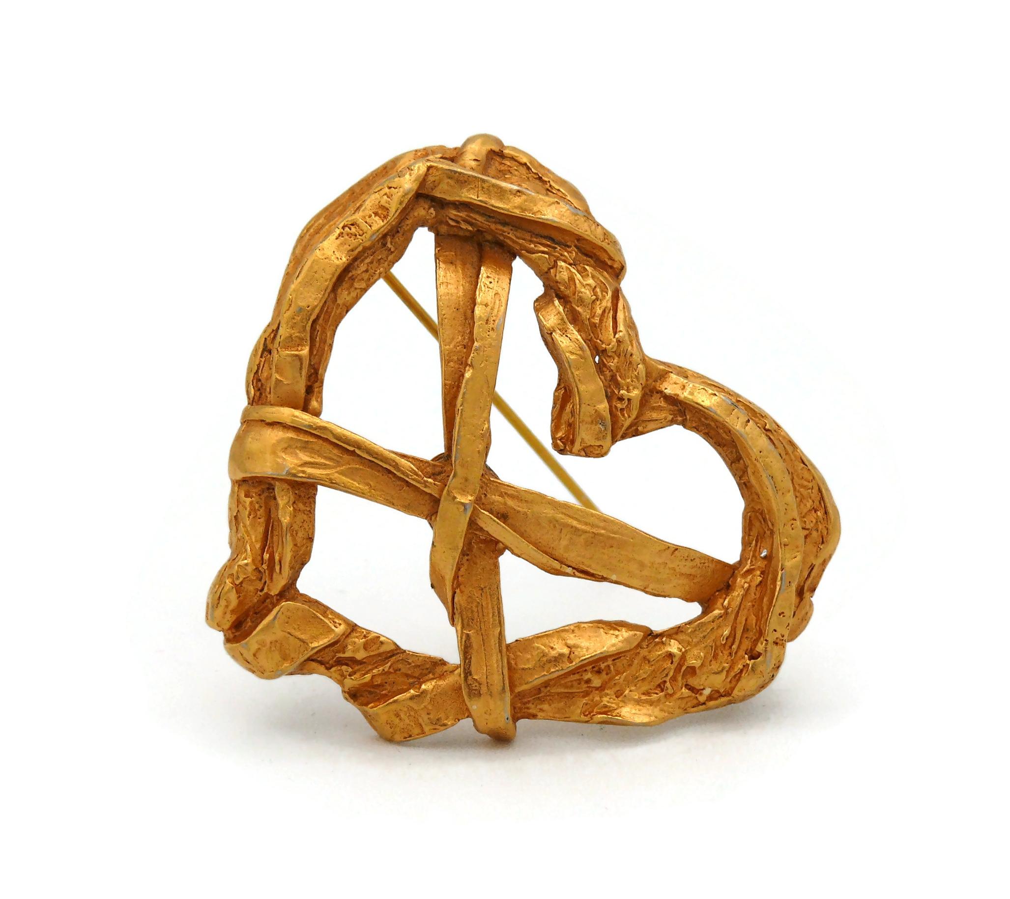 CHRISTIAN LACROIX vintage textured gold tone heart brooch featuring a ribbon design.

Marked CHRISTIAN LACROIX CL Made in France.

Indicative measurements : max. height approx. 4.8 cm (1.89 inches) / max. width approx. 5.5 cm (2.17