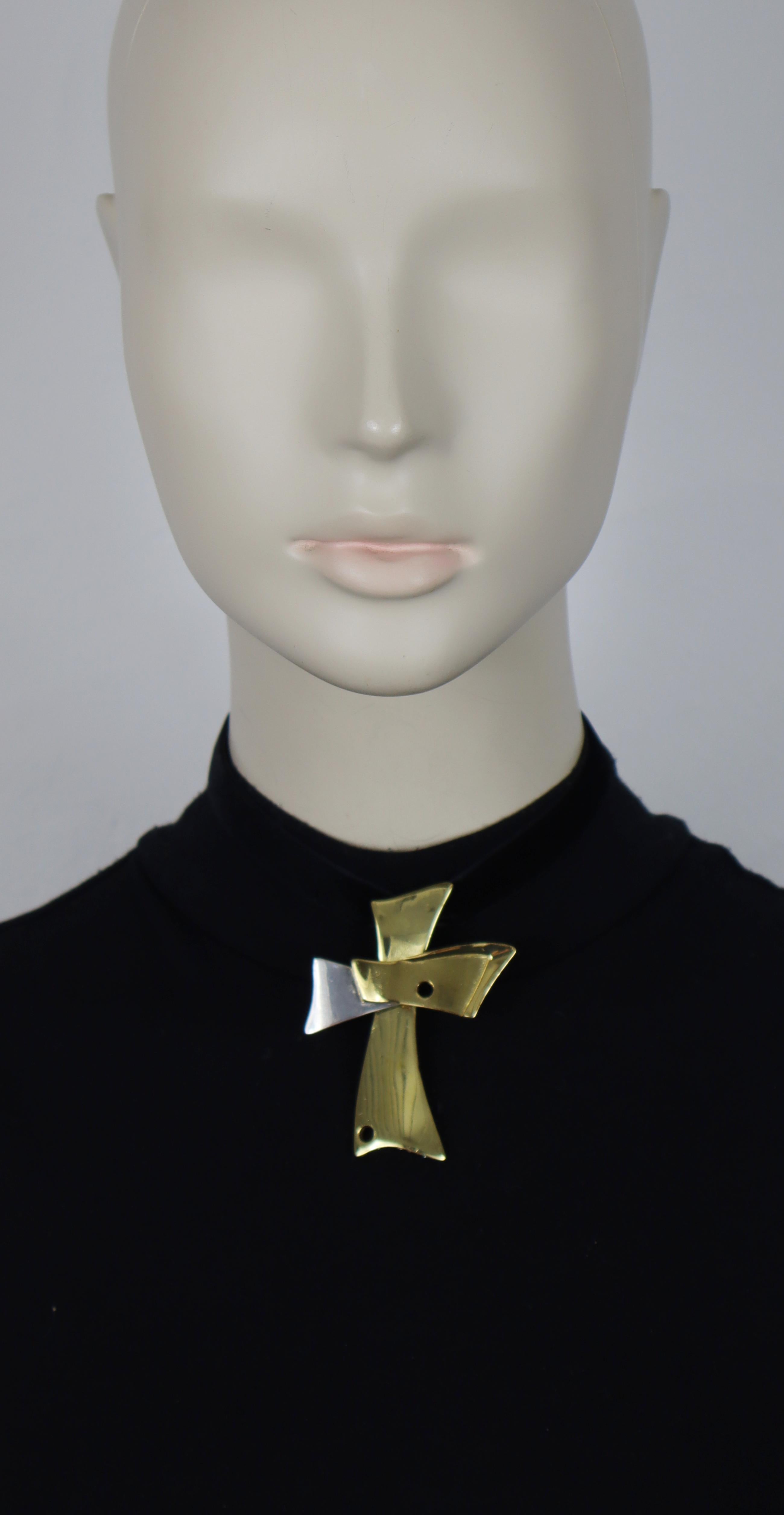 CHRISTIAN LACROIX Vintage-Anhänger in zwei Farben (Gold/Silber) mit einem Kreuz, das mit gelben und klaren Kristallen verziert ist.

Schwarzes Samtband.
Wird um den Hals gebunden.

Geprägtes CHRISTIAN LACROIX CL Made in France.

Ungefähre Maße: