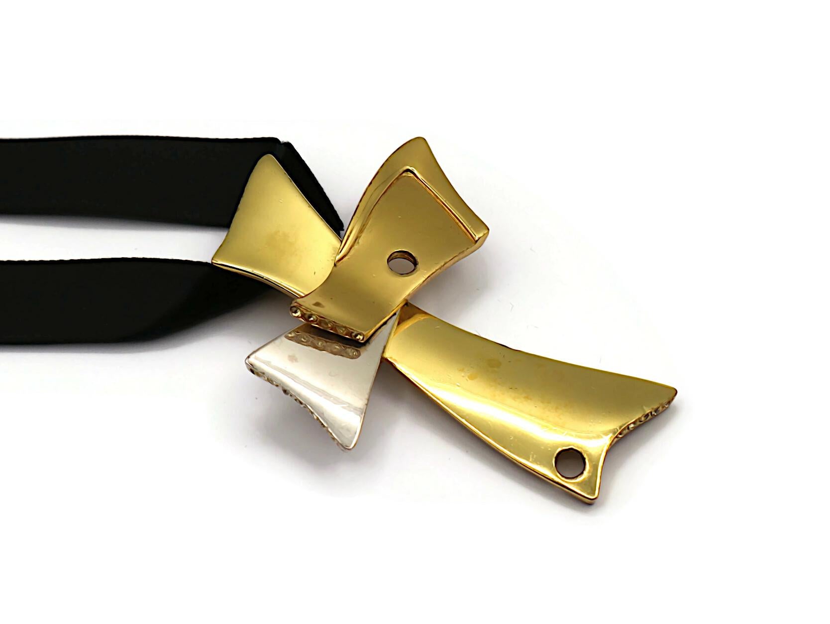 CHRISTIAN LACROIX Vintage Zweifarbiger Kreuzanhänger mit Kreuzanhänger Damen im Angebot