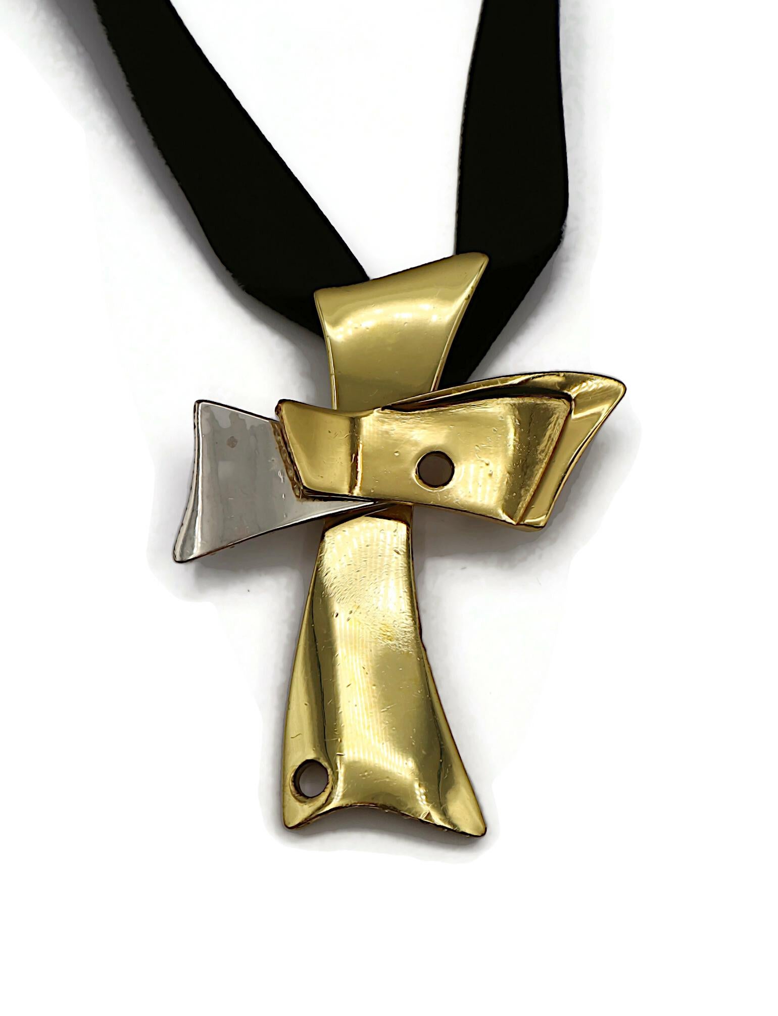 CHRISTIAN LACROIX Vintage Zweifarbiger Kreuzanhänger mit Kreuzanhänger im Angebot 1