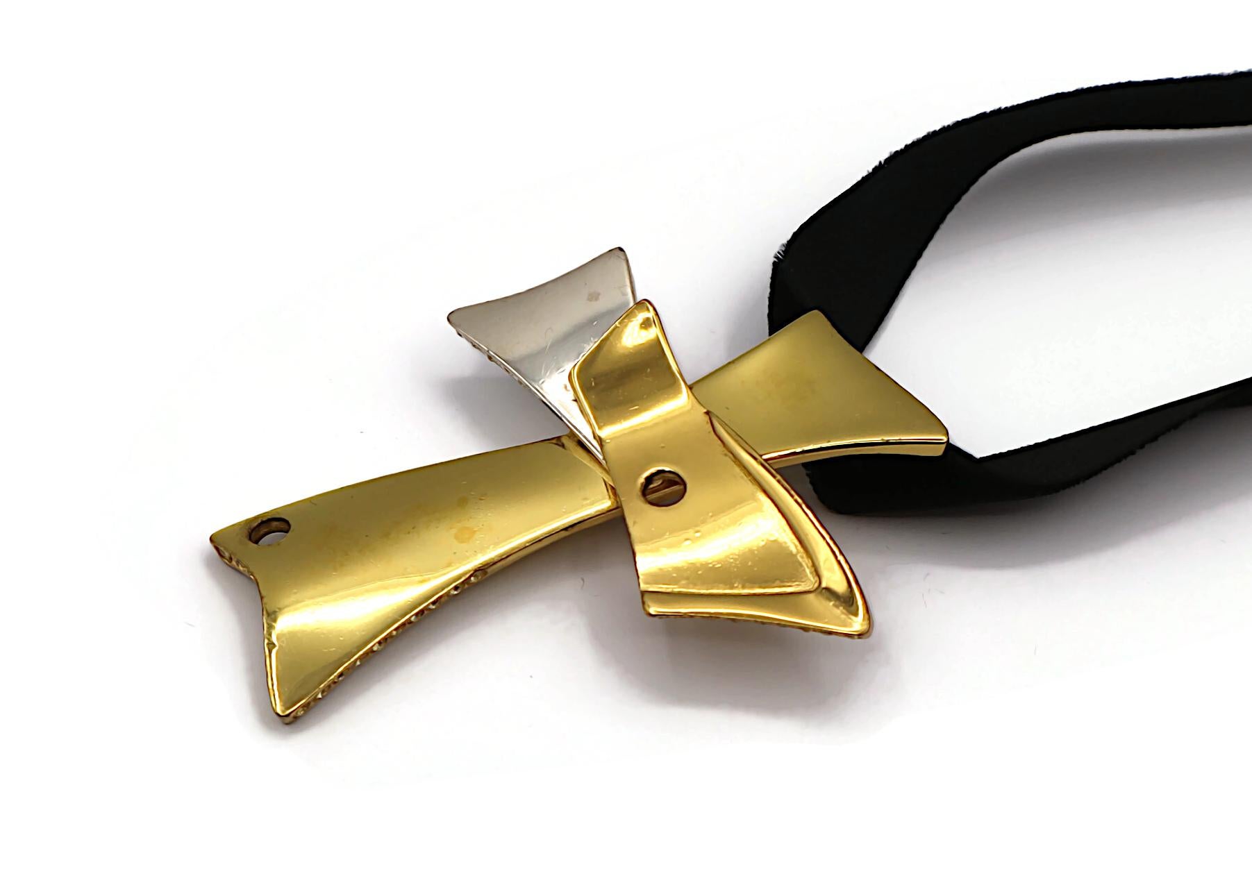 CHRISTIAN LACROIX Vintage Zweifarbiger Kreuzanhänger mit Kreuzanhänger im Angebot 2