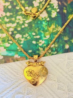 Collana Christian Lacroix vintage unisex con medaglione raro dorato a forma di croce e ciondolo floreale
