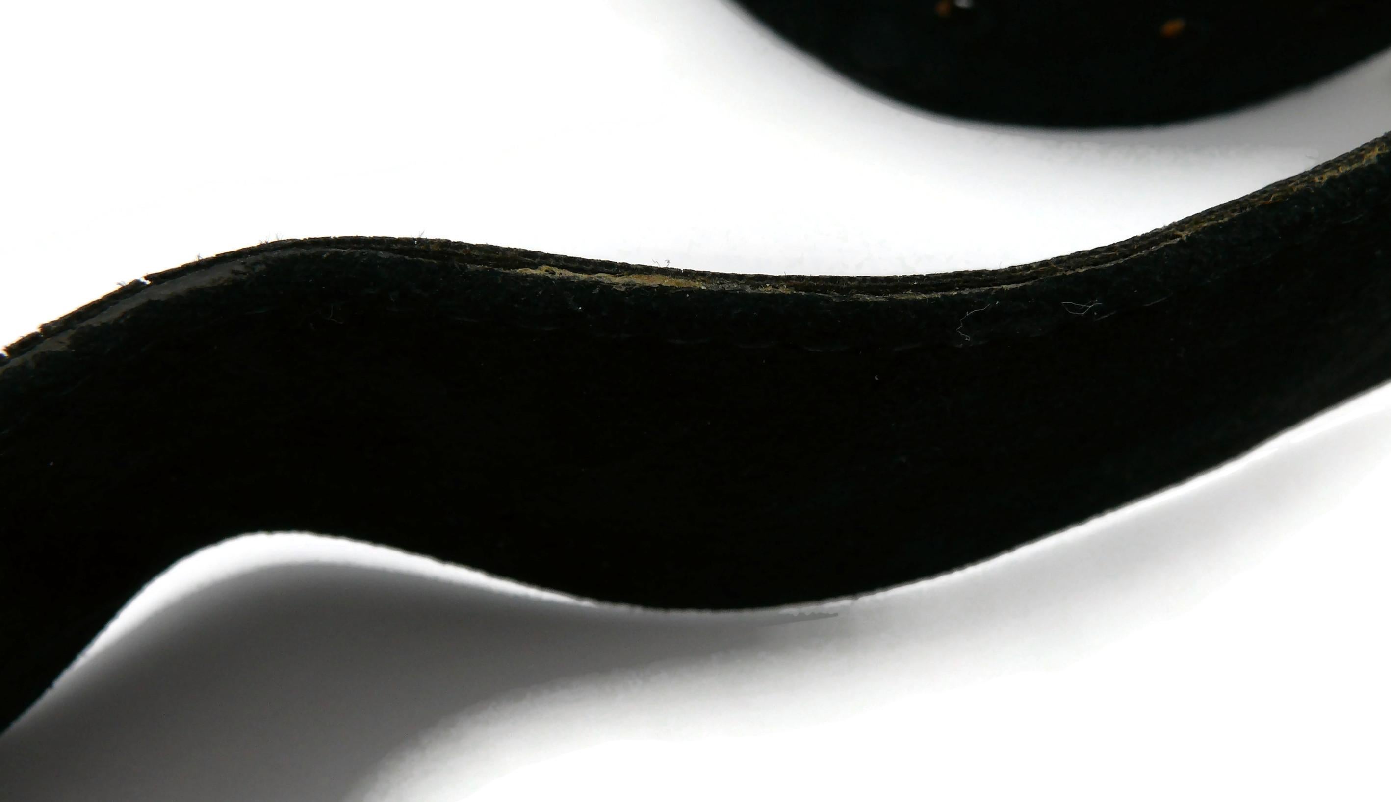CHRISTIAN LACROIX - Ceinture vintage large en daim et chaîne noire  en vente 9