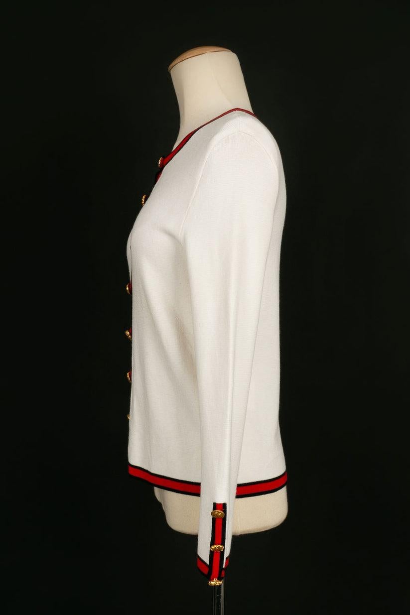 Christian Lacroix -White vest bordered with red and black braids. Gold metal buttons. No size indicated, it corresponds to a 36FR/38FR.

Additional information:
Dimensions: Shoulder width: 38 cm 
Chest: 40 cm 
Sleeve length: 58 cm 
Length: 53